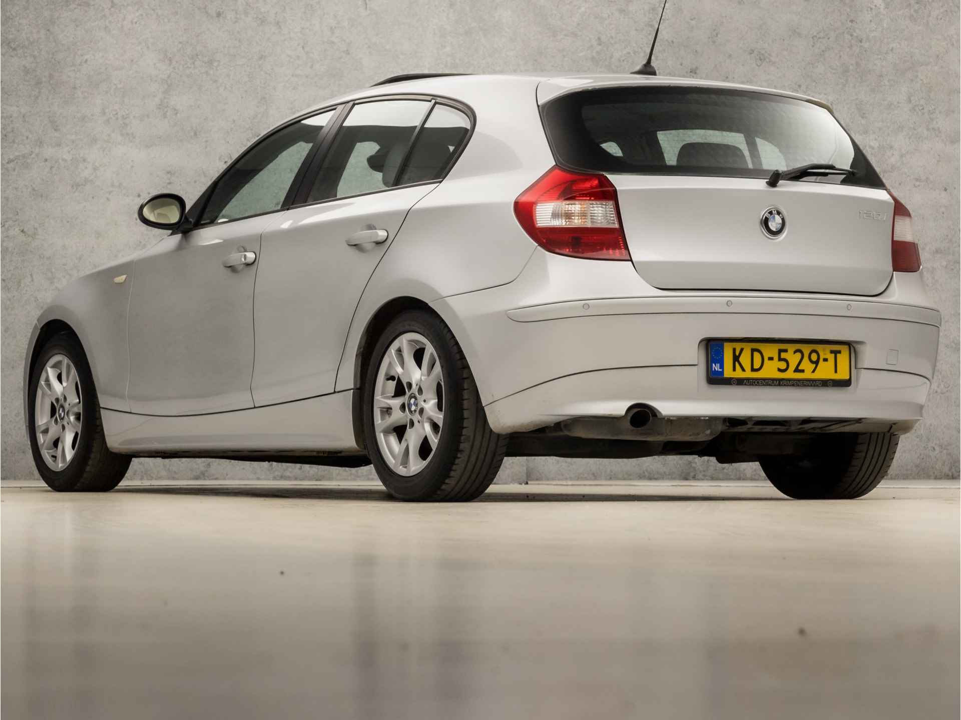 BMW 1-serie 120i Sport 150Pk Automaat (SCHUIFDAK, YOUNGTIMER, NAVIGATIE, STOELVERWARMING, LEDEREN SPORTSTOELEN, CLIMATE, CRUISE, XENON, PARKEERSENSOREN, LENDESTEUNEN, NIEUWE APK, NIEUWSTAAT) - 3/35