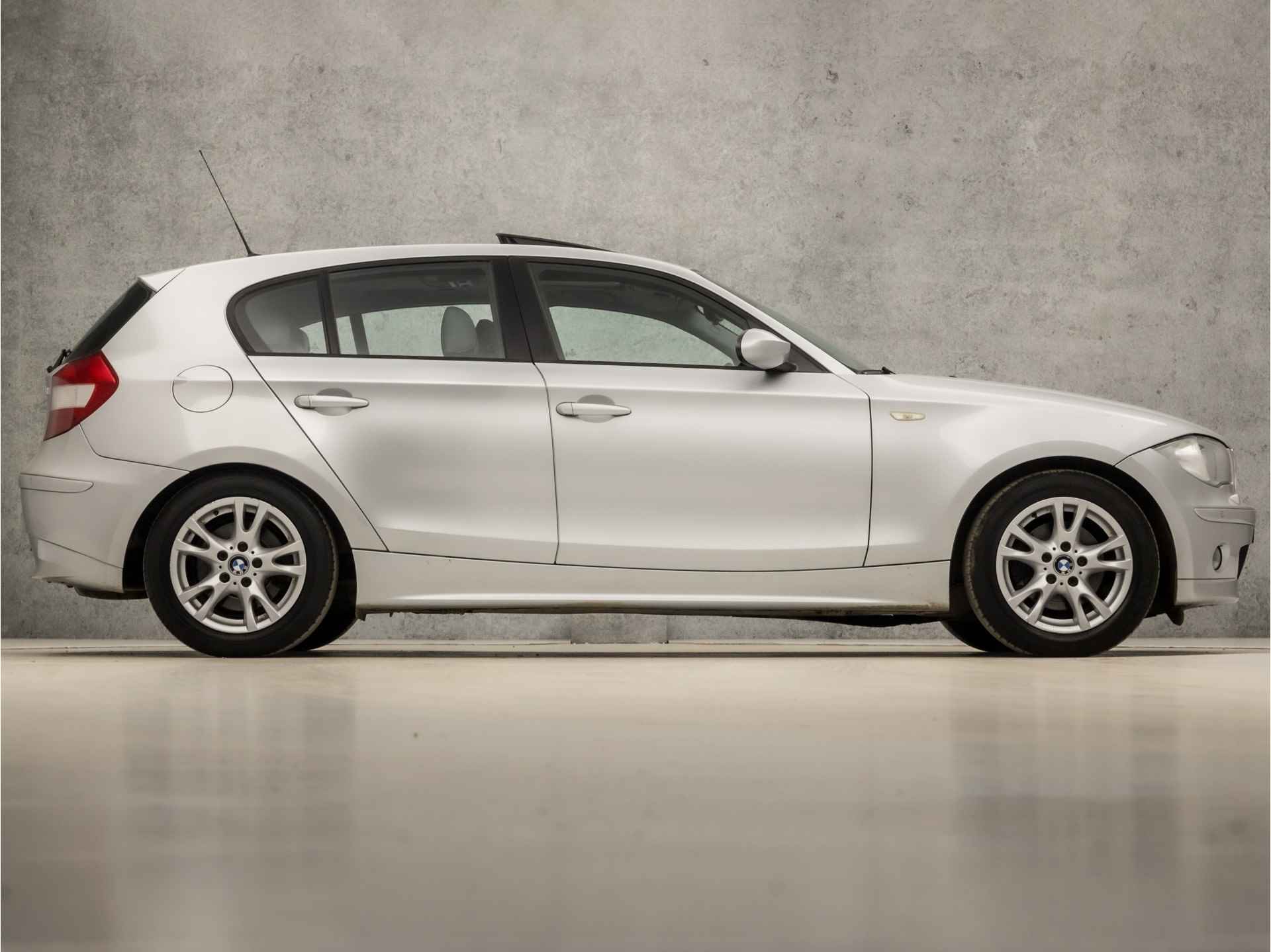 BMW 1-serie 120i Sport 150Pk Automaat (SCHUIFDAK, YOUNGTIMER, NAVIGATIE, STOELVERWARMING, LEDEREN SPORTSTOELEN, CLIMATE, CRUISE, XENON, PARKEERSENSOREN, LENDESTEUNEN, NIEUWE APK, NIEUWSTAAT) - 4/35