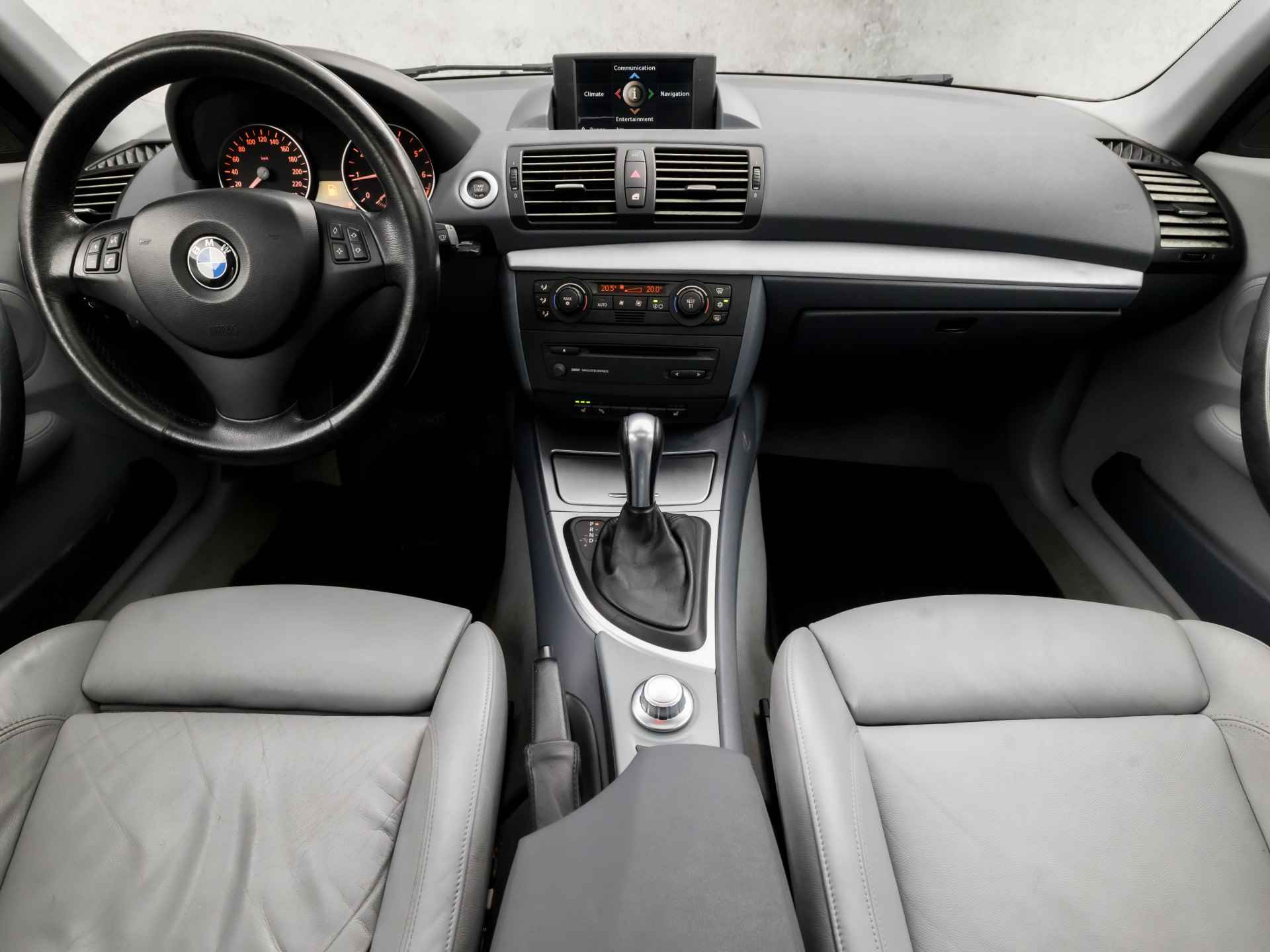 BMW 1-serie 120i Sport 150Pk Automaat (SCHUIFDAK, YOUNGTIMER, NAVIGATIE, STOELVERWARMING, LEDEREN SPORTSTOELEN, CLIMATE, CRUISE, XENON, PARKEERSENSOREN, LENDESTEUNEN, NIEUWE APK, NIEUWSTAAT) - 6/35