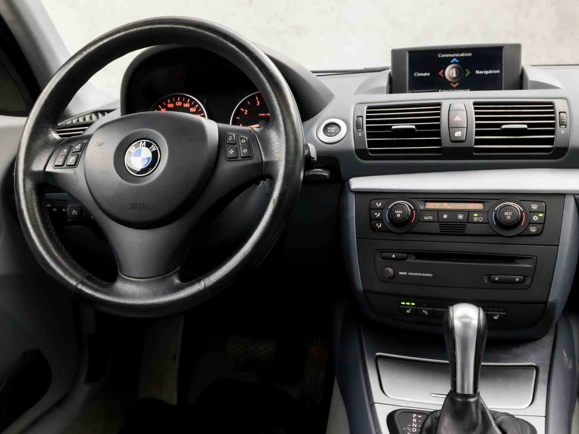 BMW 1-serie 120i Sport 150Pk Automaat (SCHUIFDAK, YOUNGTIMER, NAVIGATIE, STOELVERWARMING, LEDEREN SPORTSTOELEN, CLIMATE, CRUISE, XENON, PARKEERSENSOREN, LENDESTEUNEN, NIEUWE APK, NIEUWSTAAT) - 7/35