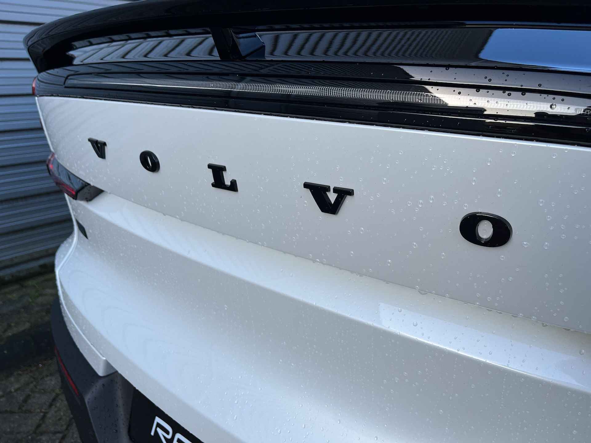 Volvo C40 Single Motor Extended Range Plus 82 kWh / Black Sheep pakket met zwart dak / Fjord Blue tapijt / 20 " / - 20/29