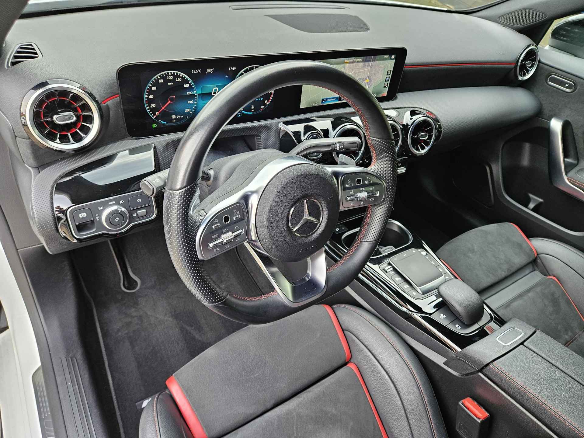 Mercedes-Benz A-klasse AMG 35 4MATIC / Performance stoelen / Stoelverwarming / Groot scherm / Parkeersensoren met camera / Adaptive Cruise Control / Climate Control / Dodehoeksensor / (MET GARANTIE*) - 9/36