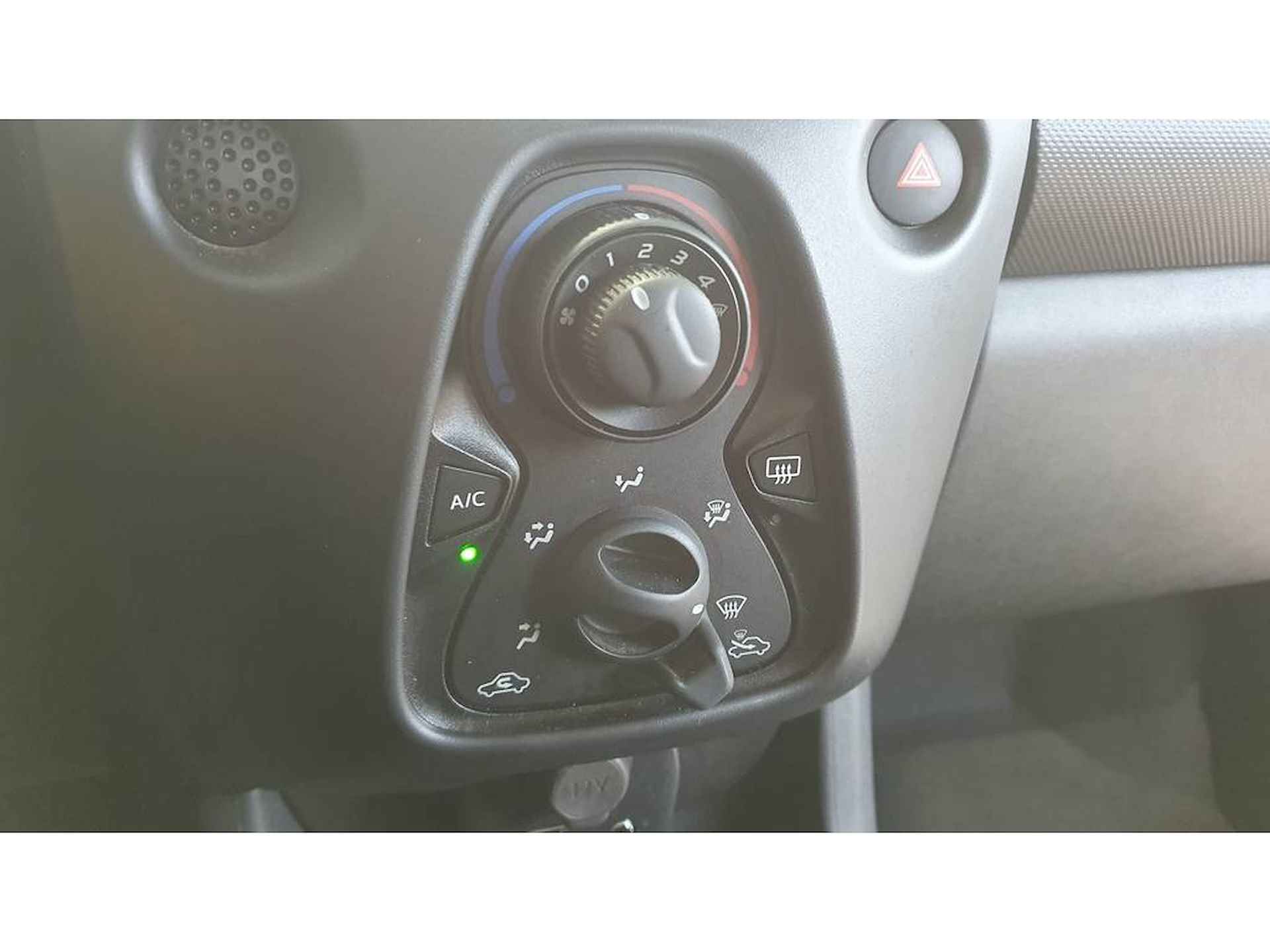 Toyota Aygo 1.0 VVT-i X-Fun Airco Bluetooth - 14/21