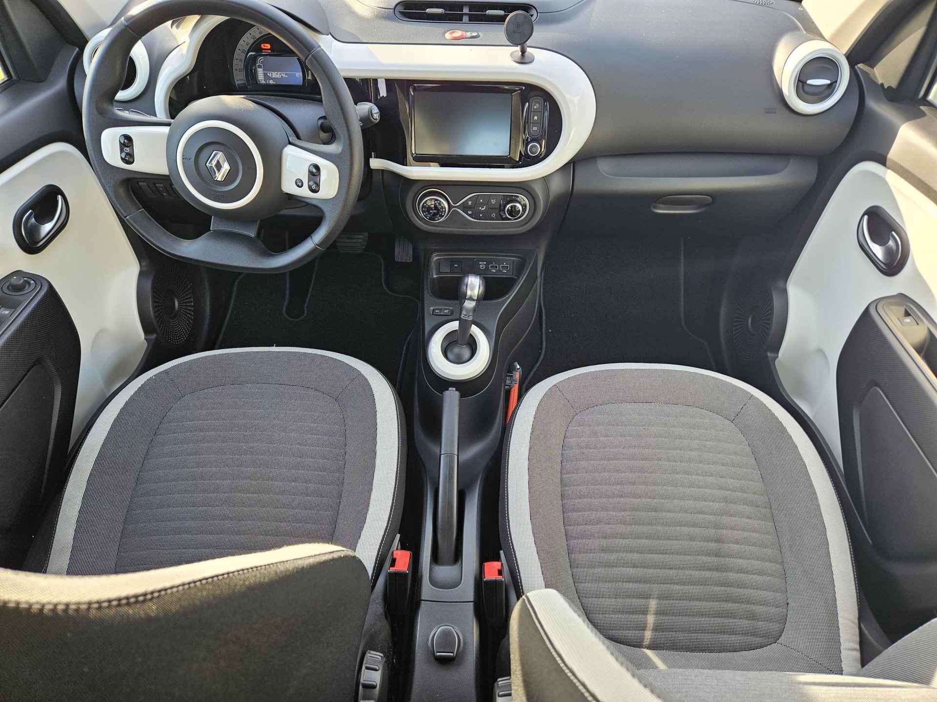 Renault Twingo Z.E. R80 Collection / SUBSIDIE  € 2000,- mogelijk / AUTOMAAT / Navigatiesysteem / Airco / Apple Car Play & Android Auto / DAB / Led dagrijverlichting / Metaalkleur / Cruise control - 2/47