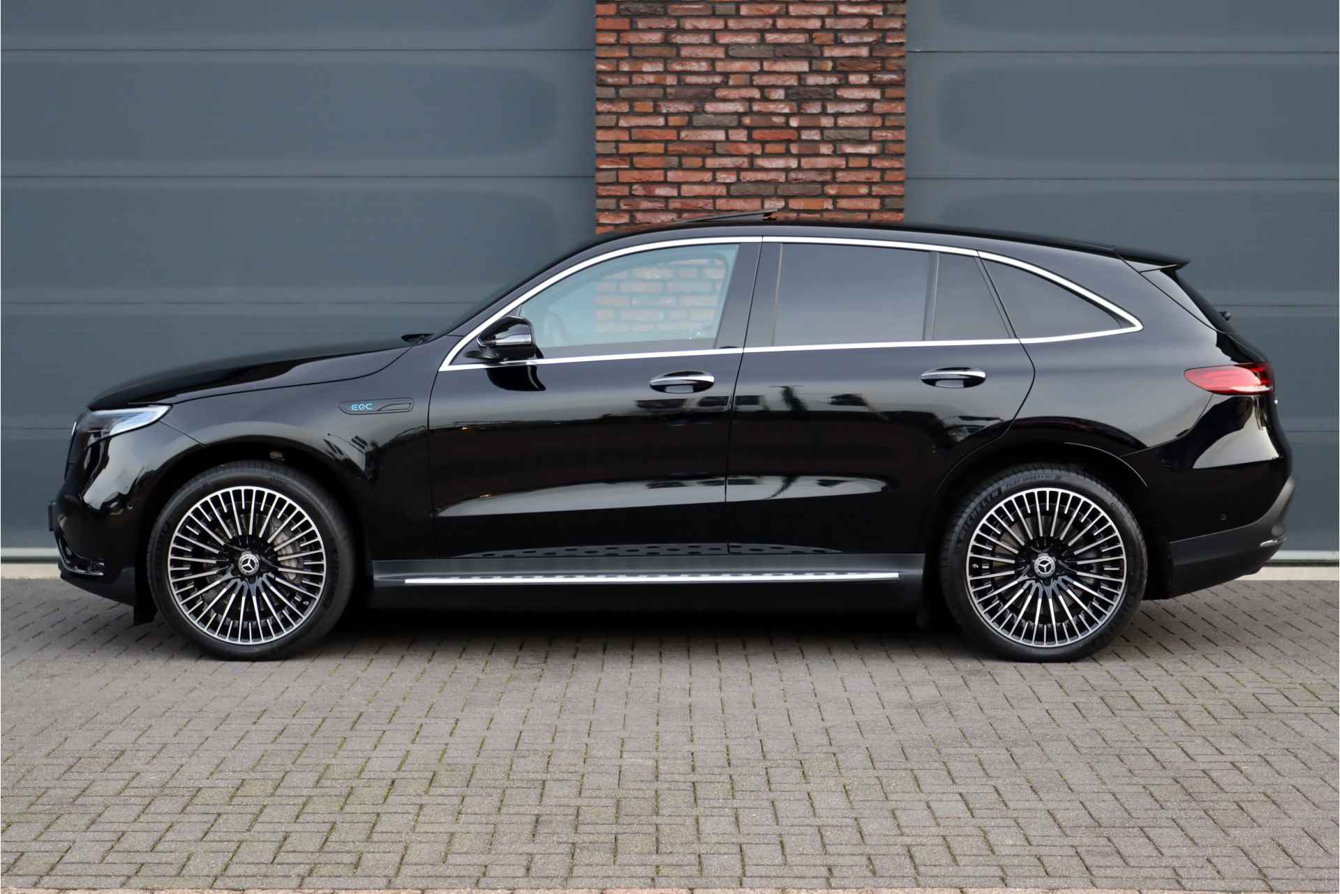 Mercedes-Benz EQC 400 4MATIC AMG Line 80 kWh | ex BTW € 47.500,- | Schuifdak | Surround Camera | Keyless Go | Trekhaak | Stoelverwarming V+A | Advanced Sound System | Luchtkwaliteitspakket | - 10/51