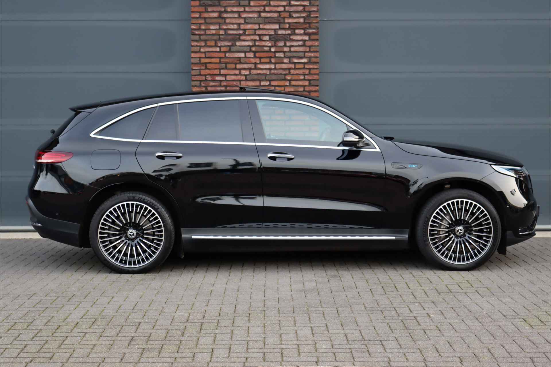 Mercedes-Benz EQC 400 4MATIC AMG Line 80 kWh | ex BTW € 47.500,- | Schuifdak | Surround Camera | Keyless Go | Trekhaak | Stoelverwarming V+A | Advanced Sound System | Luchtkwaliteitspakket | - 12/51