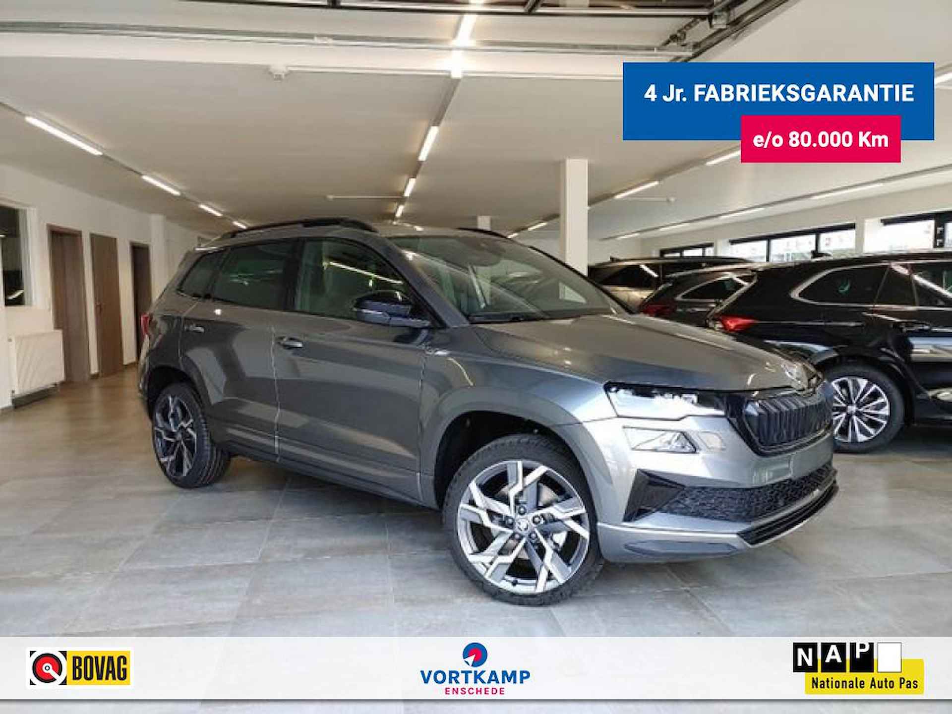 SKODA Karoq 1.5 TSI DSG SPORTLINE PANO-DAK/TREKHAAK/CAMERA/NAVI/STOELVERW - 1/16