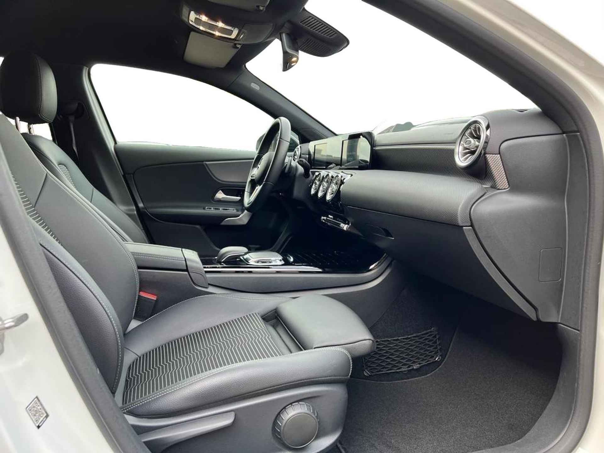 Mercedes-Benz A-klasse 180 Progressive Apple Carplay, Cruise Control, Stoelverwarming, Sfeerverlichting, 18" Lichtmetalenvelgen, Navigatiesysteem, Climate Control (MET GARANTIE*) - 8/18
