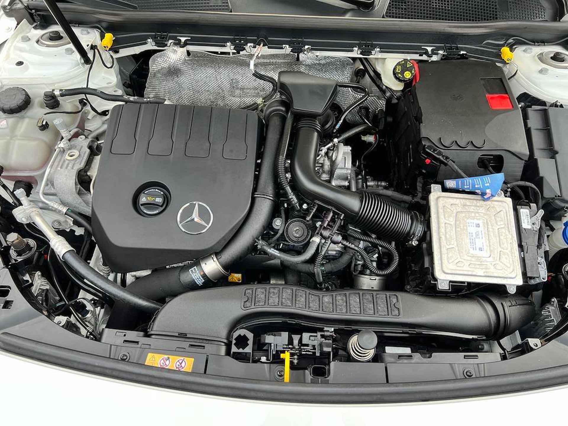 Mercedes-Benz A-klasse 180 Progressive Apple Carplay, Cruise Control, Stoelverwarming, Sfeerverlichting, 18" Lichtmetalenvelgen, Navigatiesysteem, Climate Control (MET GARANTIE*) - 10/18