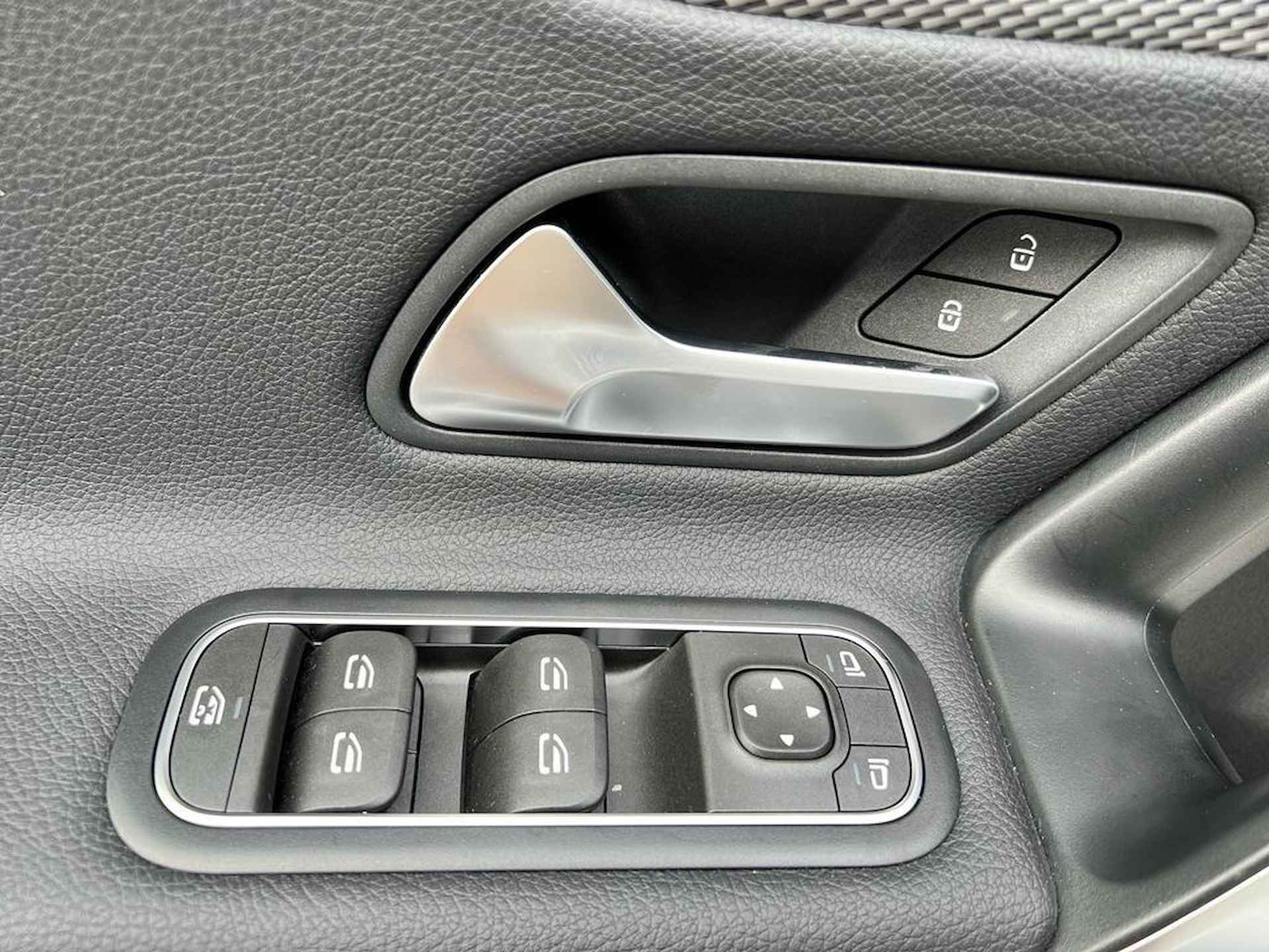 Mercedes-Benz A-klasse 180 Progressive Apple Carplay, Cruise Control, Stoelverwarming, Sfeerverlichting, 18" Lichtmetalenvelgen, Navigatiesysteem, Climate Control (MET GARANTIE*) - 12/18