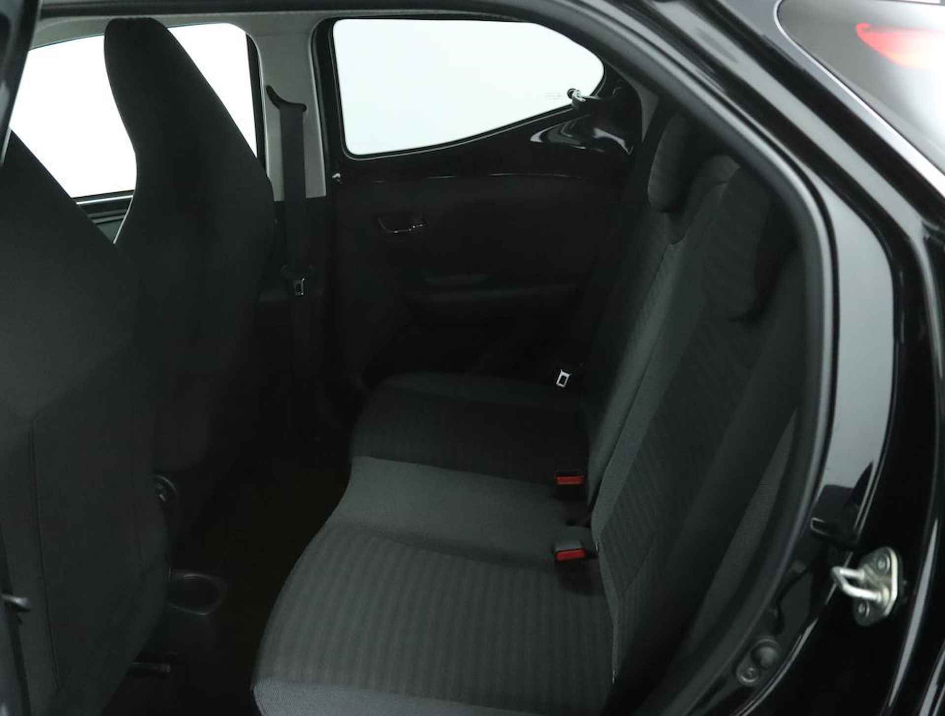Toyota Aygo 1.0 VVT-i x-joy | Climate Control | Camera | Automaat | Apple Carplay | - 18/51