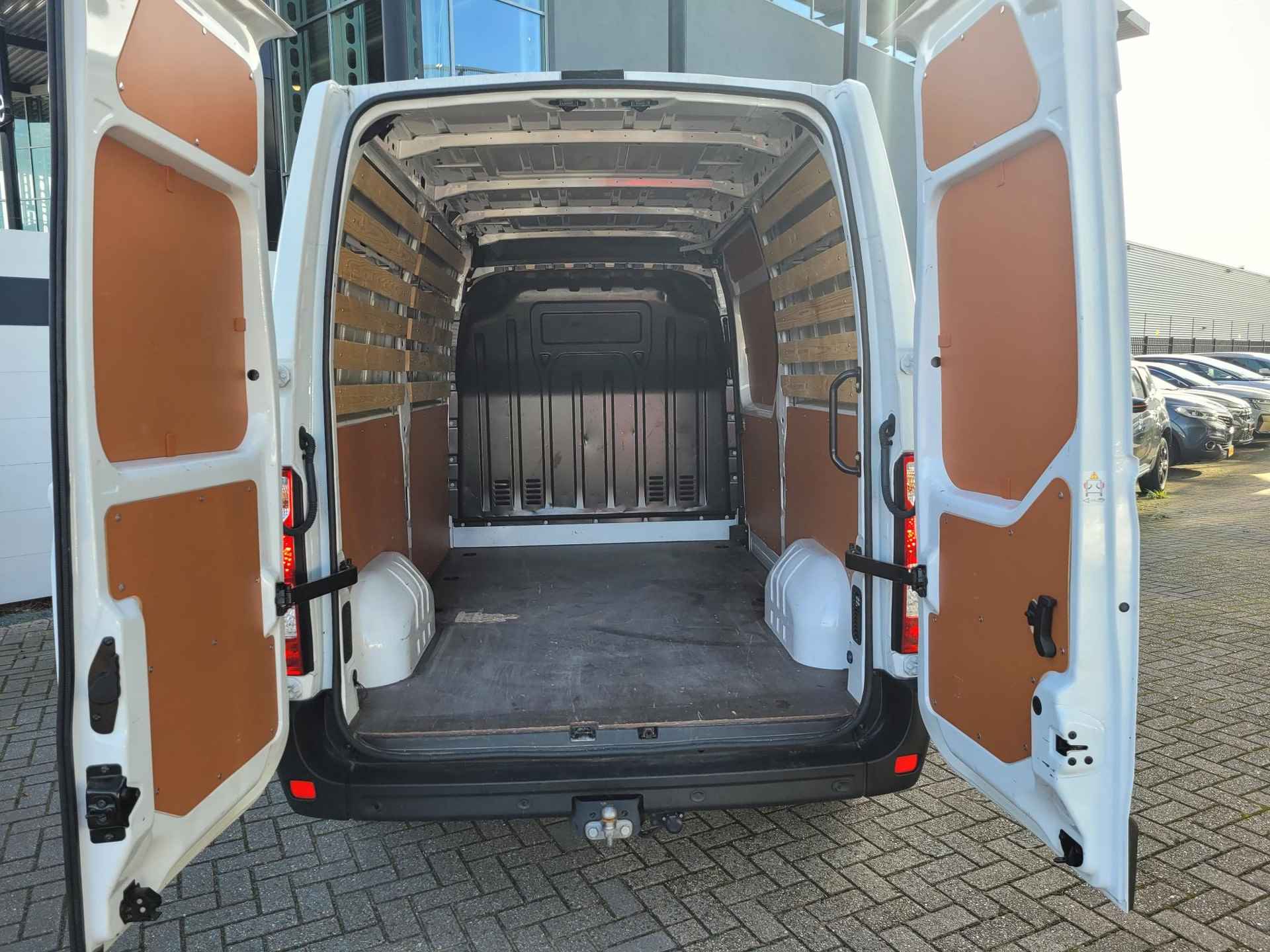 Renault Master T35 2.3 dCi 135 L2H2 Work Edition | Trekhaak | A. Camera | Navi | Airco | Cruise | Lat om Lat | NL Auto! - 9/34