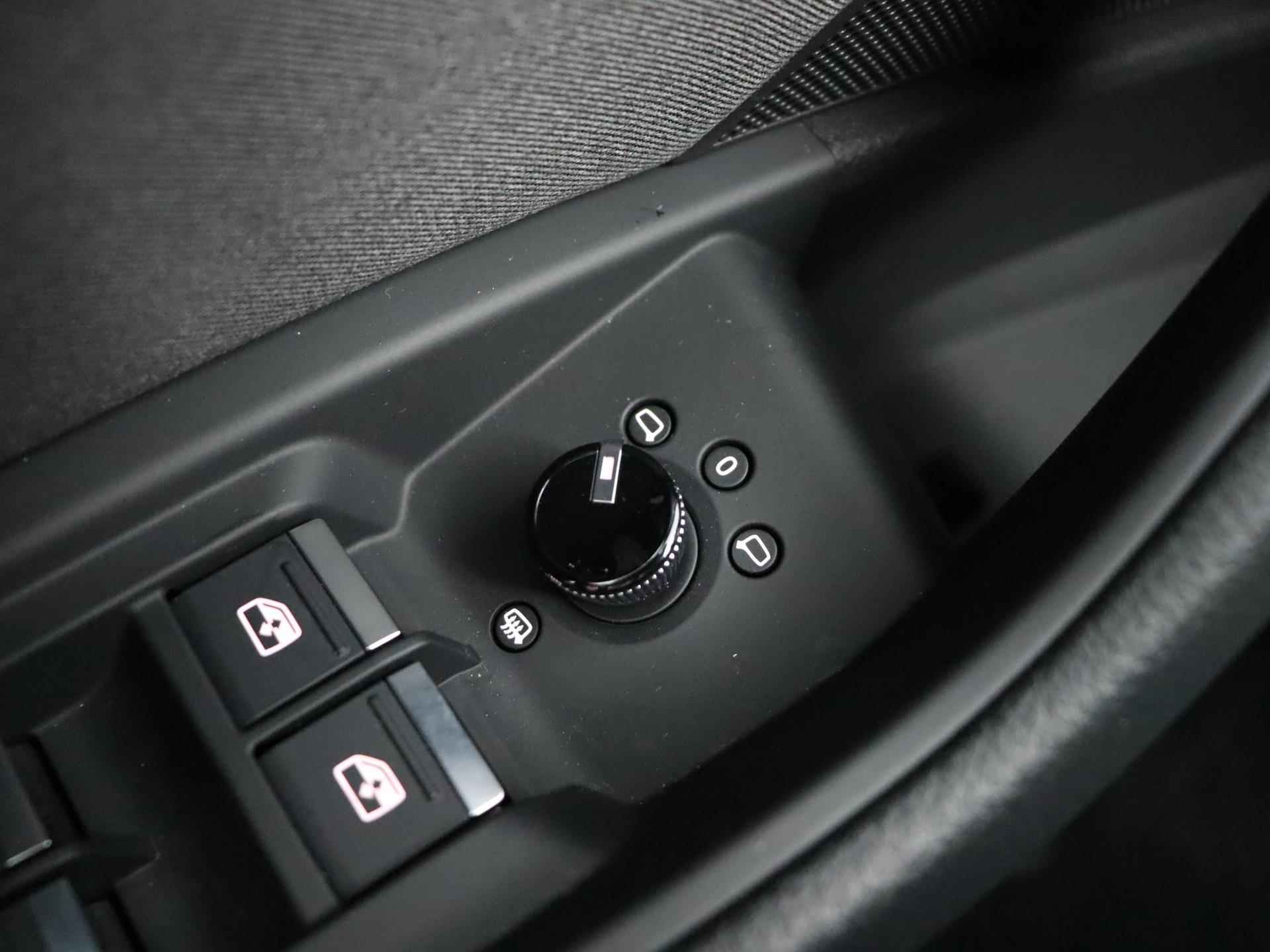 Audi e-tron Sportback 55 quattro edition 95 kWh | Navigatie | Apple carplay | 20 Inch velgen | Stoelverwarming | Airco | Parkeersensoren | Stoelverwarming | - 7/39