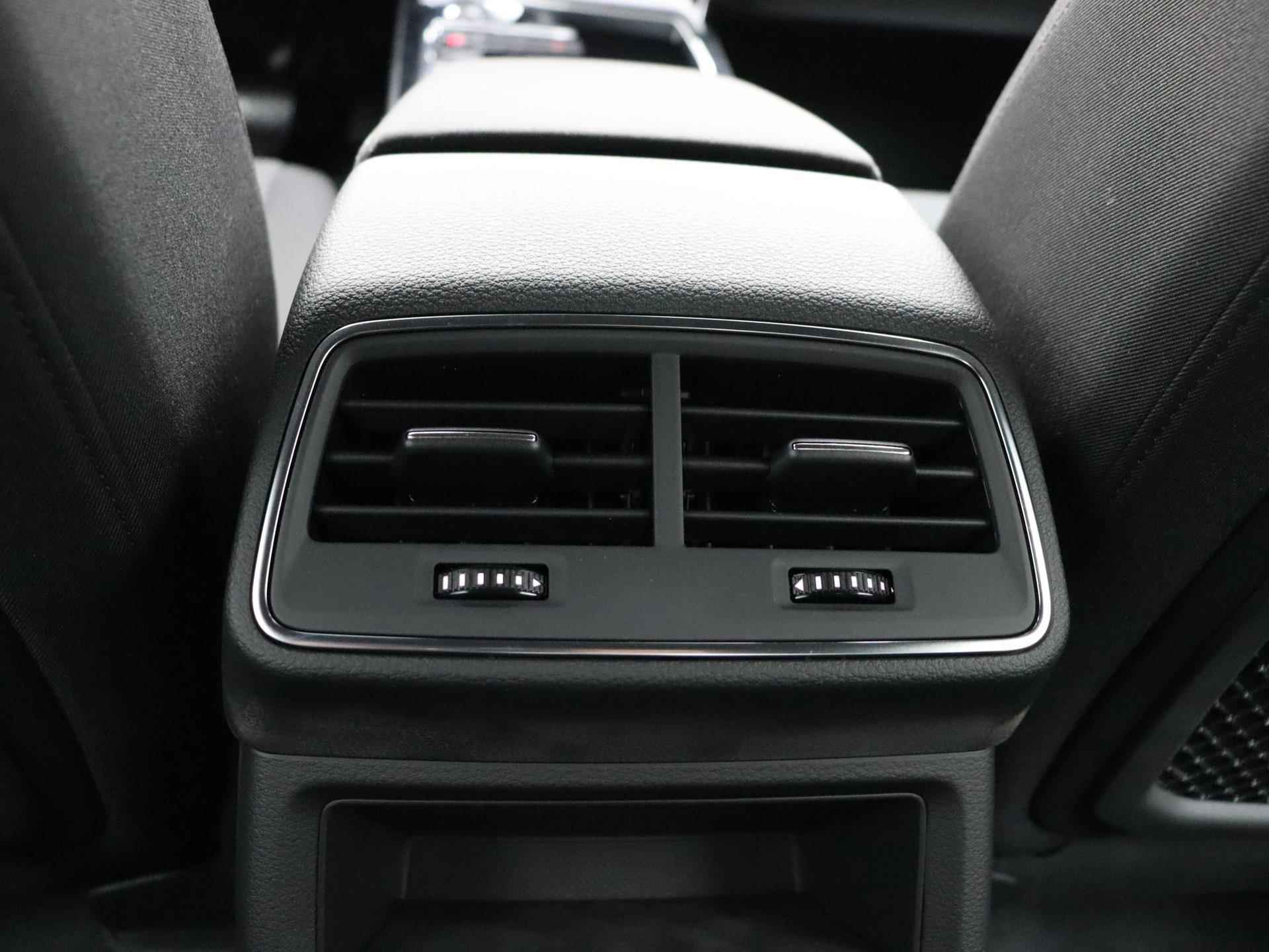 Audi e-tron Sportback 55 quattro edition 95 kWh | Navigatie | Apple carplay | 20 Inch velgen | Stoelverwarming | Airco | Parkeersensoren | Stoelverwarming | - 31/39