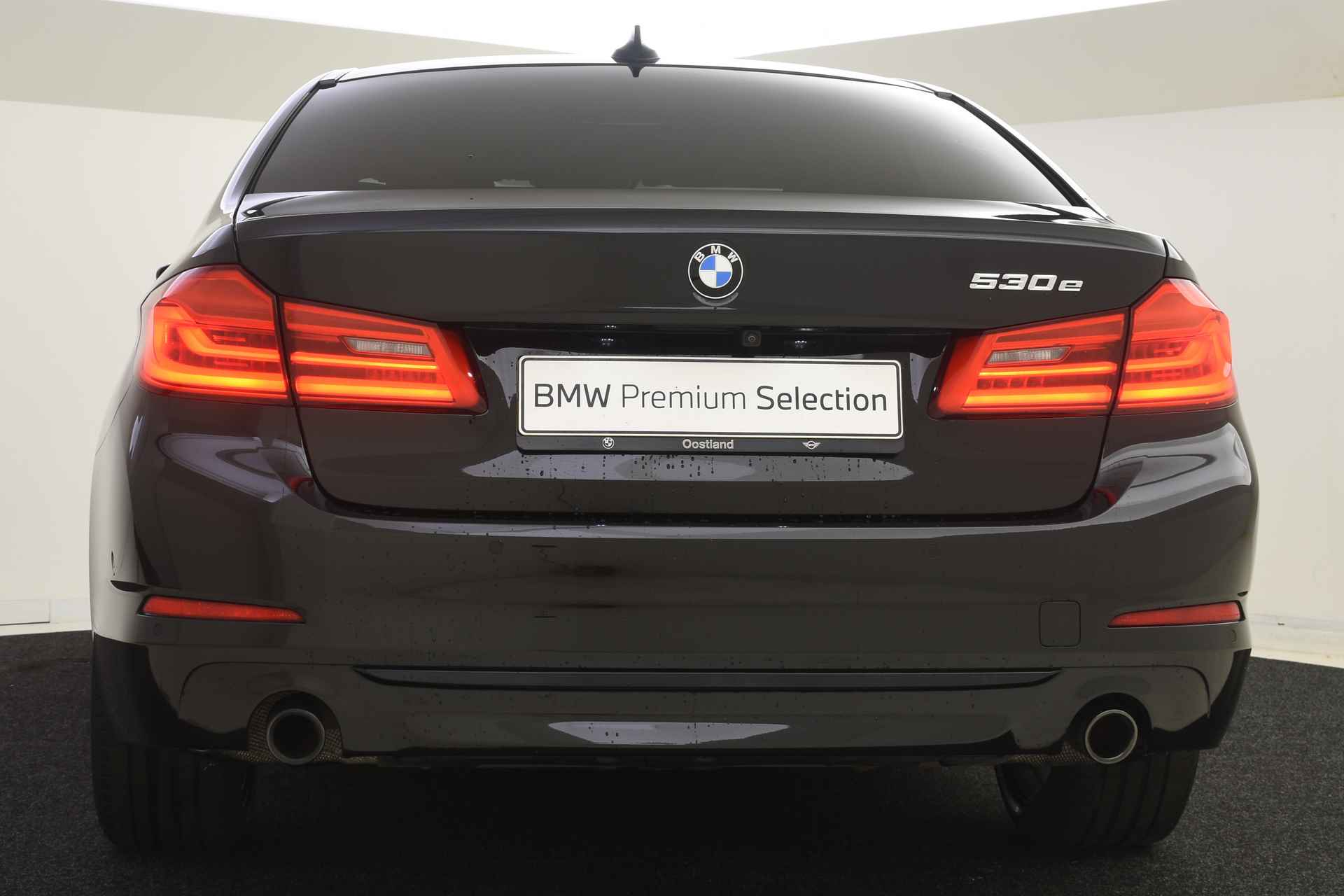 BMW 5 Serie 530e High Executive Sport Line Automaat / Schuif-kanteldak / Stoelventilatie / Adaptieve LED Head-Up / Verwarmd stuurwiel / Live Cockpit Professional / Parking Assistant Plus - 24/54