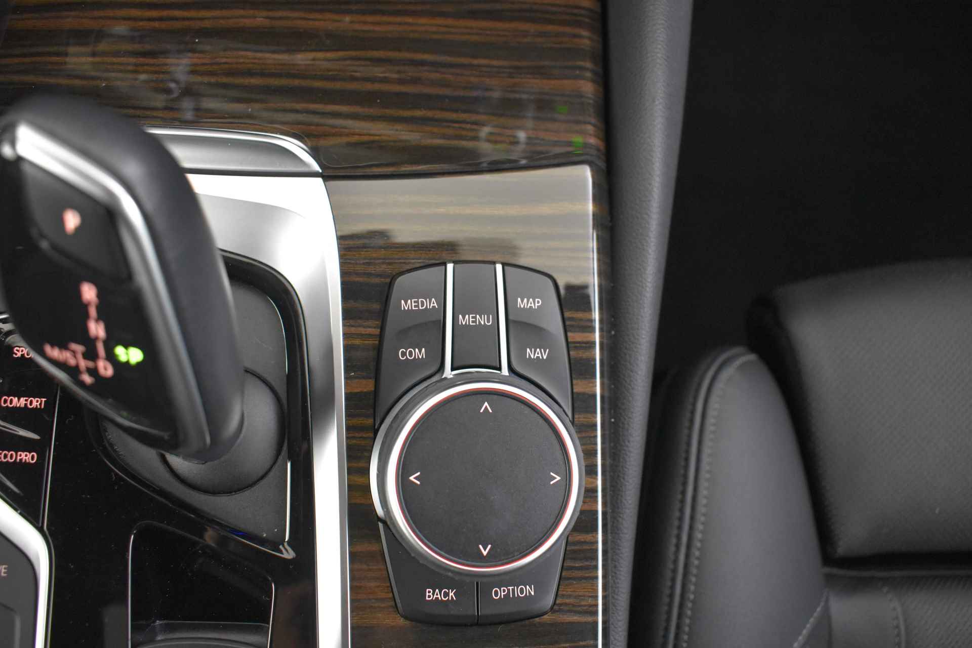 BMW 5 Serie 530e High Executive Sport Line Automaat / Schuif-kanteldak / Stoelventilatie / Adaptieve LED Head-Up / Verwarmd stuurwiel / Live Cockpit Professional / Parking Assistant Plus - 33/54