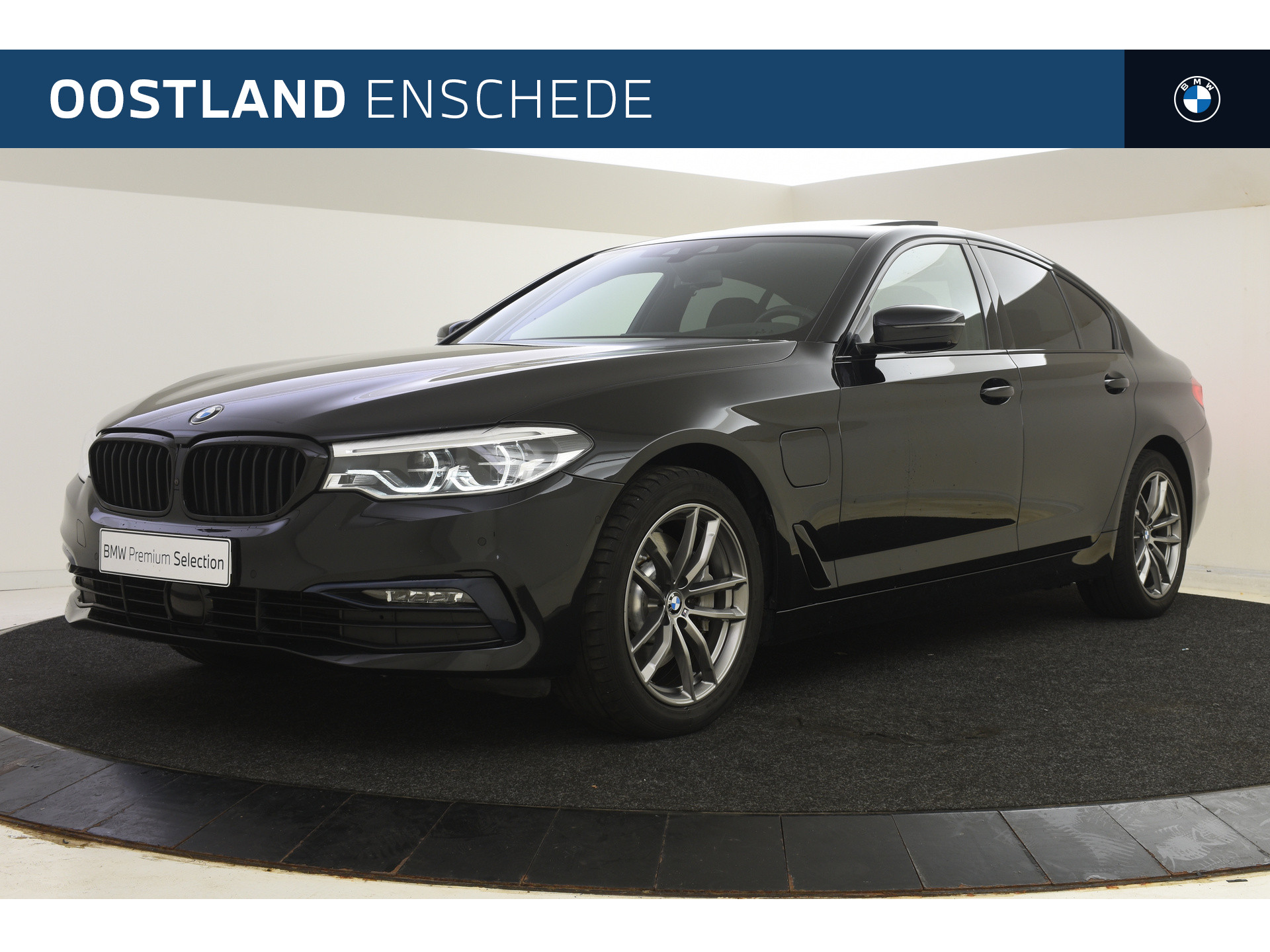 BMW 5 Serie 530e High Executive Sport Line Automaat / Schuif-kanteldak / Stoelventilatie / Adaptieve LED Head-Up / Verwarmd stuurwiel / Live Cockpit Professional / Parking Assistant Plus