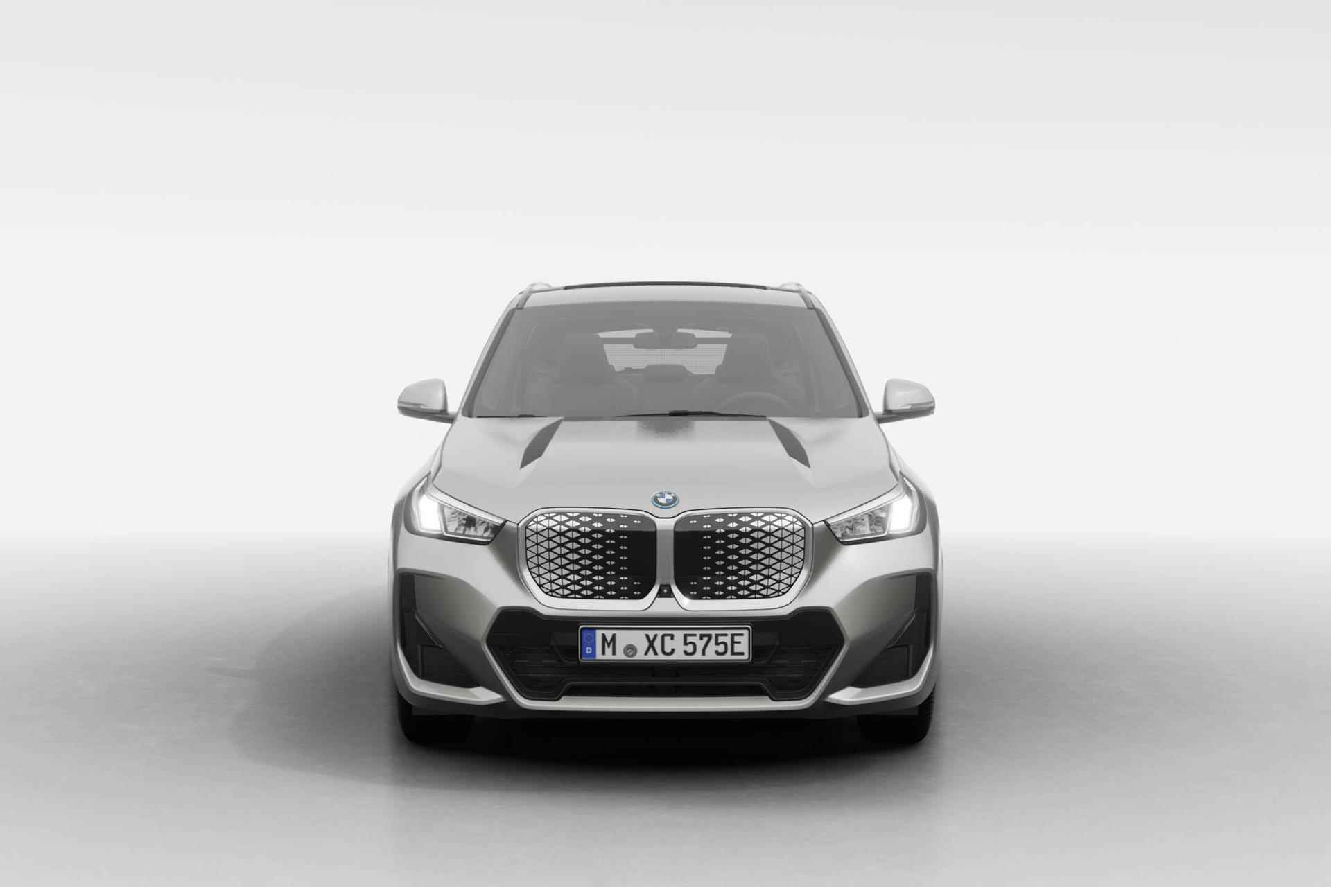 BMW iX1 xDrive30 67 kWh | Glazen panoramadak | Sportstoelen voor - 3/20