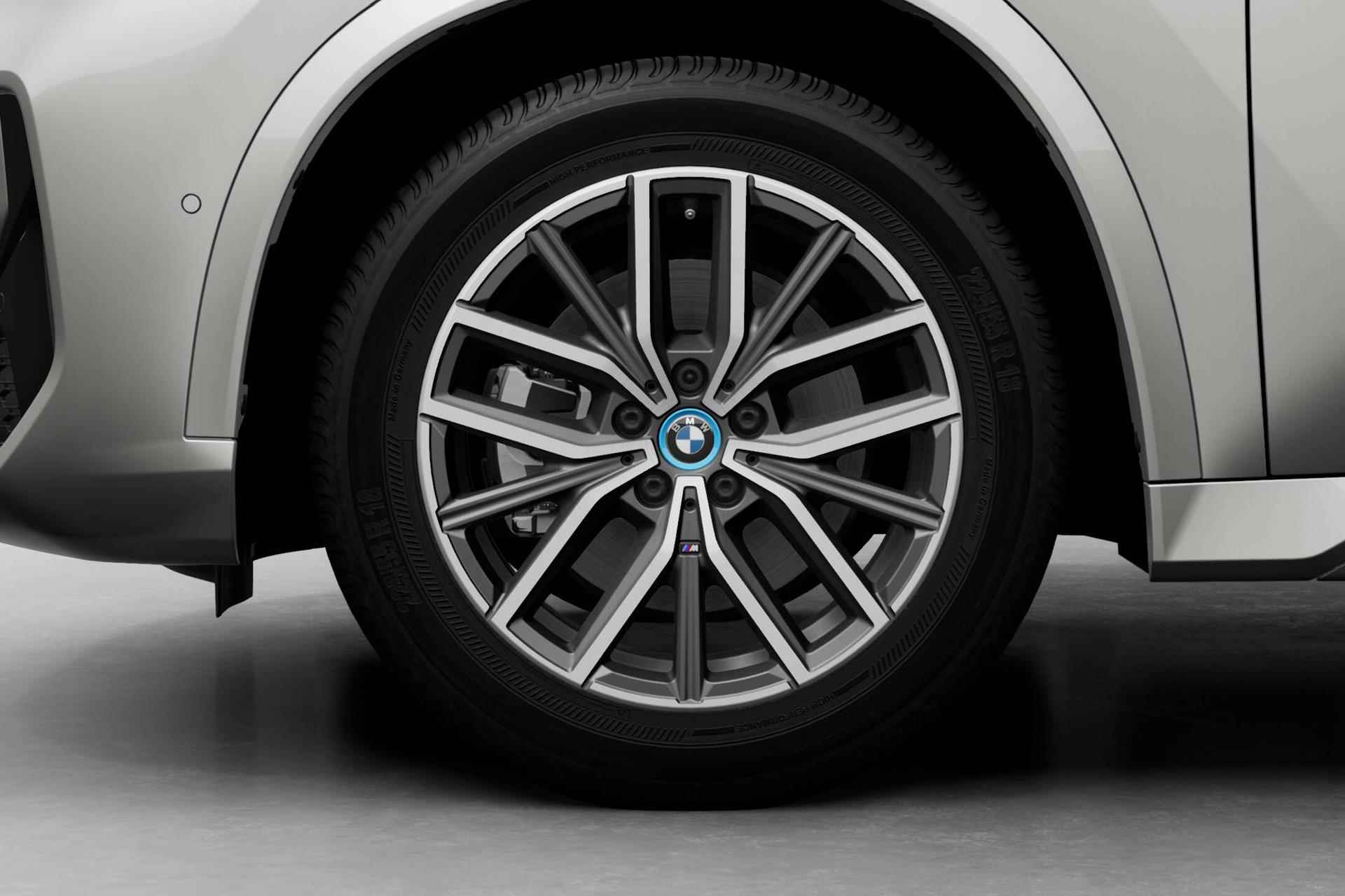 BMW iX1 xDrive30 67 kWh | Glazen panoramadak | Sportstoelen voor - 10/20