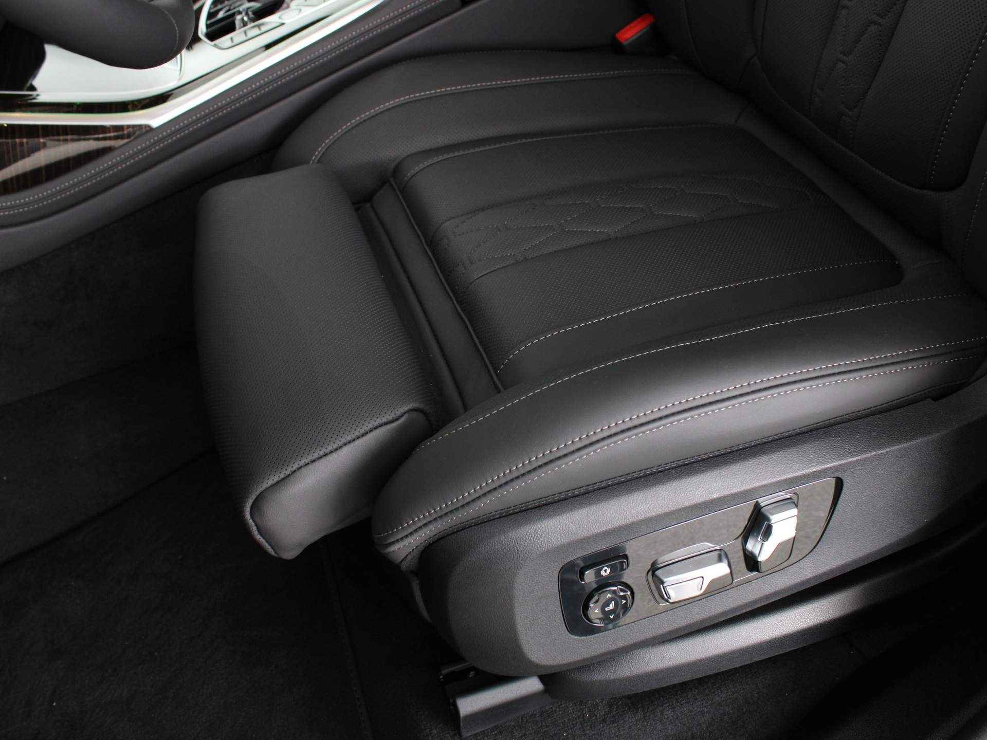 BMW X7 xDrive40i Dusseldorp Special Exclusive- & Comfort Pack - 16/30