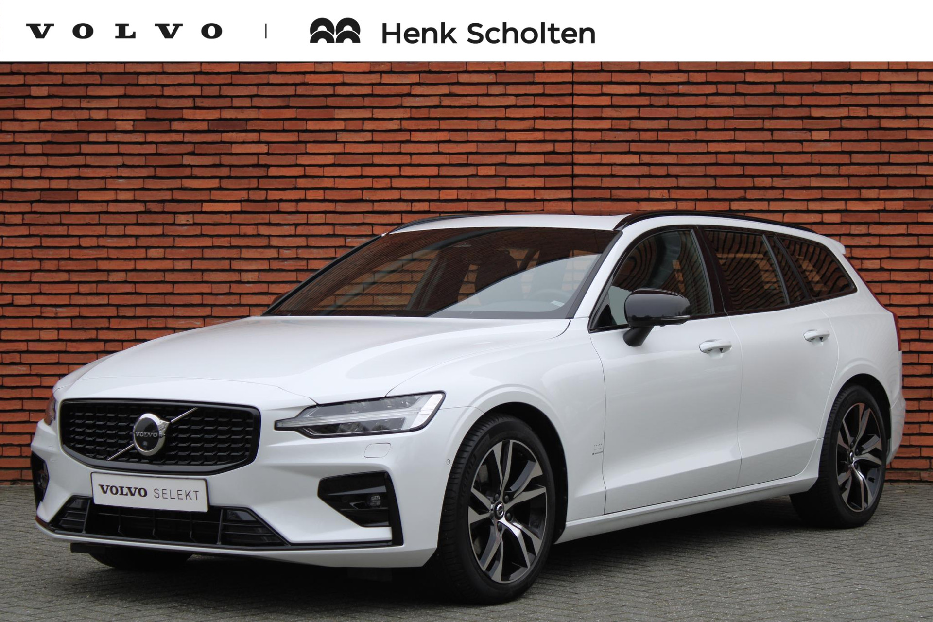 Volvo V60 B3 AUT7 163PK Ultimate Dark | Harman/Kardon Premium Geluidssysteem | Panoramisch Schuif-/Kanteldak | 360° Parkeercamera | Lighting Pack | All-season banden | Verwarmbare Voor- en Achterstoelen | Stuurwielverwarming | Adaptieve Cruise Control Met Stuurhulp | Keyless Entry