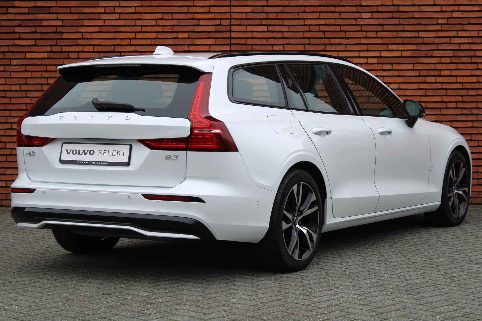 Volvo V60 B3 AUT7 163PK Ultimate Dark | Harman/Kardon Premium Geluidssysteem | Panoramisch Schuif-/Kanteldak | 360° Parkeercamera | Lighting Pack | All-season banden | Verwarmbare Voor- en Achterstoelen | Stuurwielverwarming | Adaptieve Cruise Control Met Stuurhulp | Keyless Entry - 2/23