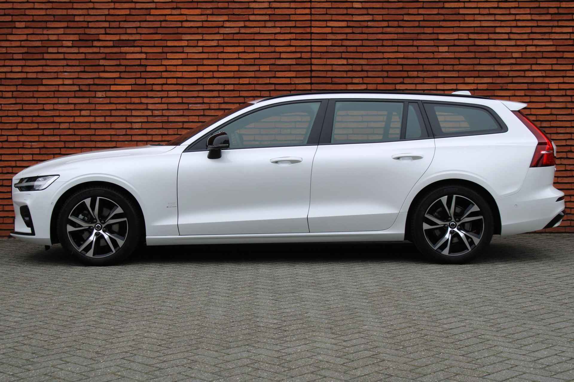 Volvo V60 B3 AUT7 163PK Ultimate Dark | Harman/Kardon Premium Geluidssysteem | Panoramisch Schuif-/Kanteldak | 360° Parkeercamera | Lighting Pack | All-season banden | Verwarmbare Voor- en Achterstoelen | Stuurwielverwarming | Adaptieve Cruise Control Met Stuurhulp | Keyless Entry - 8/23