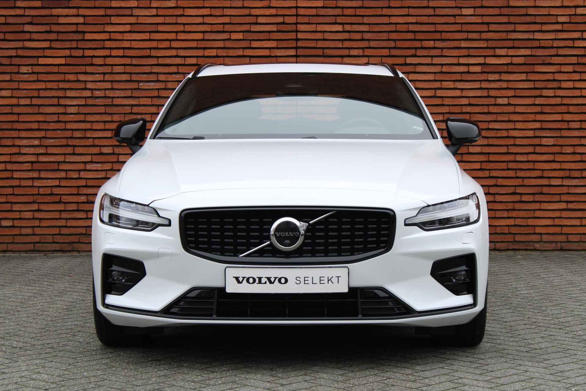 Volvo V60 B3 AUT7 163PK Ultimate Dark | Harman/Kardon Premium Geluidssysteem | Panoramisch Schuif-/Kanteldak | 360° Parkeercamera | Lighting Pack | All-season banden | Verwarmbare Voor- en Achterstoelen | Stuurwielverwarming | Adaptieve Cruise Control Met Stuurhulp | Keyless Entry - 17/23