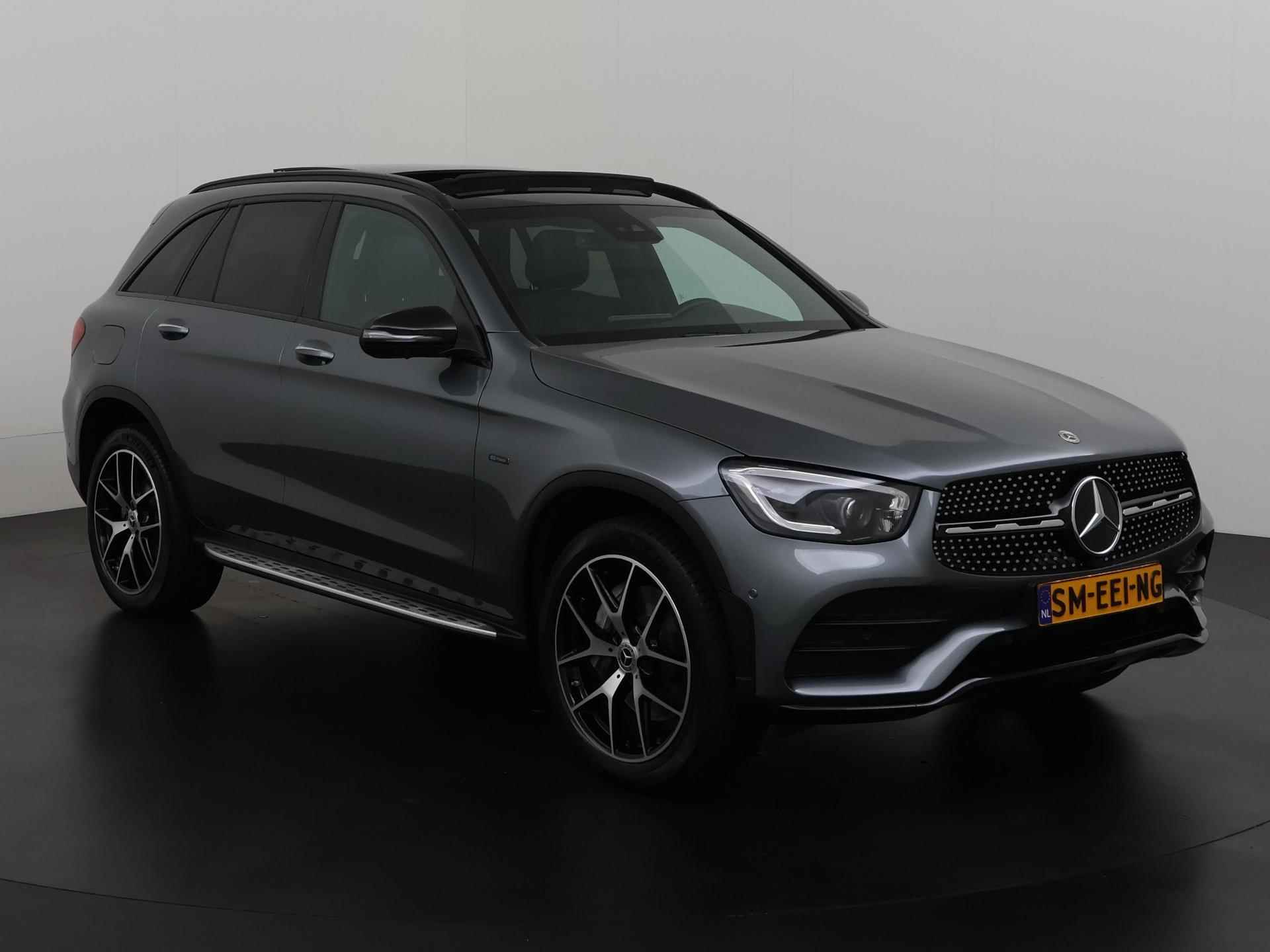 Mercedes-Benz GLC-klasse 300e 4MATIC Premium AMG Night | Panoramadak | Leder | Burmester | Camera | Zondag open! - 30/50