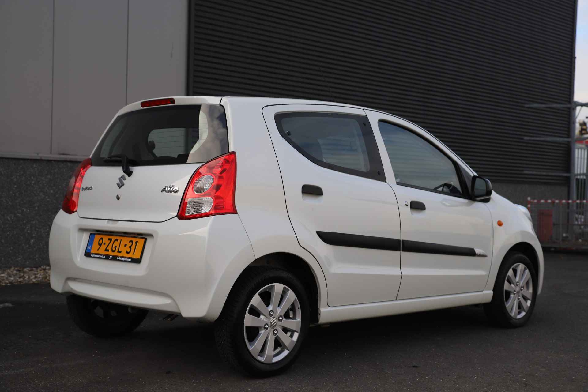 Suzuki Alto 1.0 Celebration 5drs Airco/ Pearl white/Zuinig & €23 per mnd - 9/28