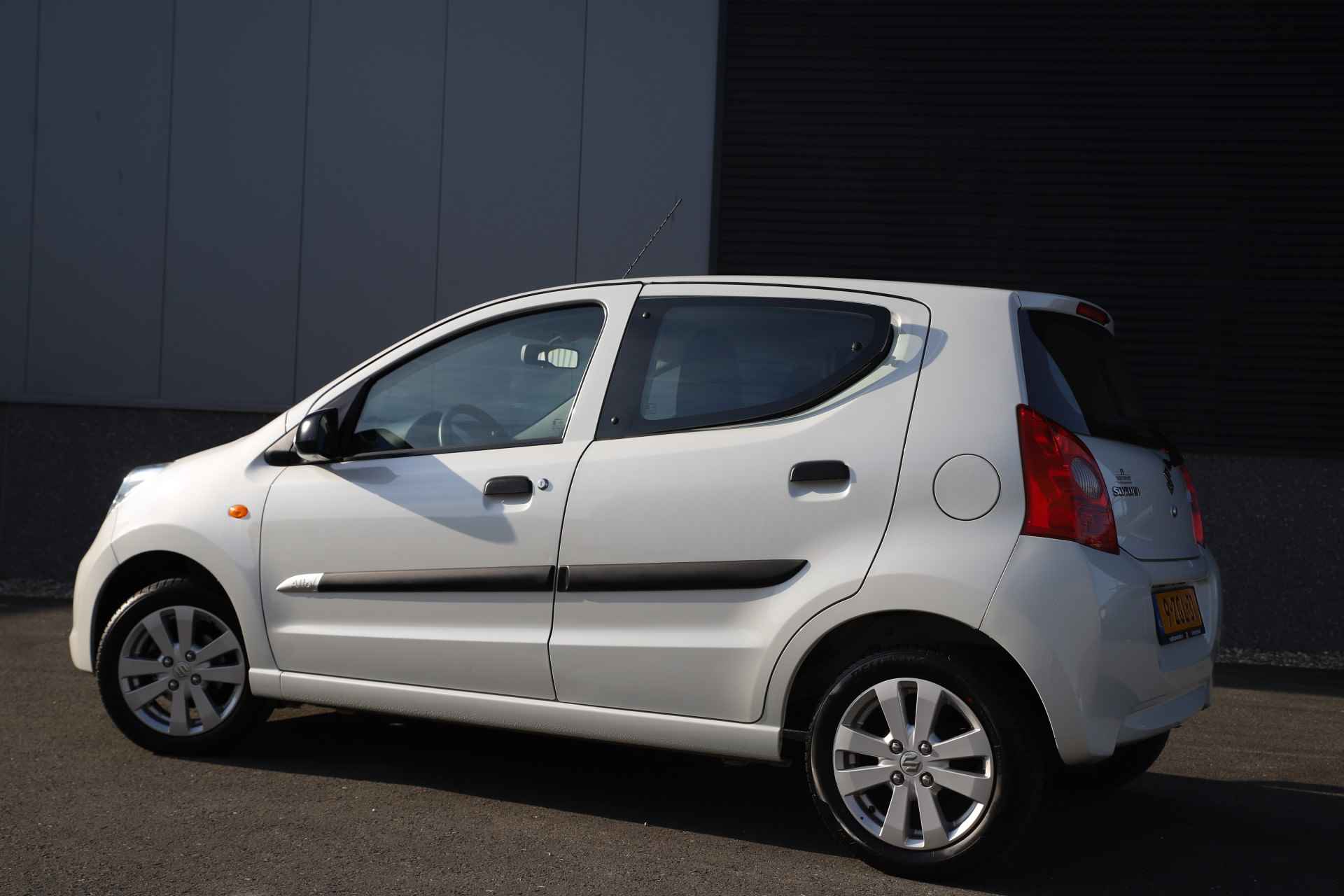 Suzuki Alto 1.0 Celebration 5drs Airco/ Pearl white/Zuinig & €23 per mnd - 4/28