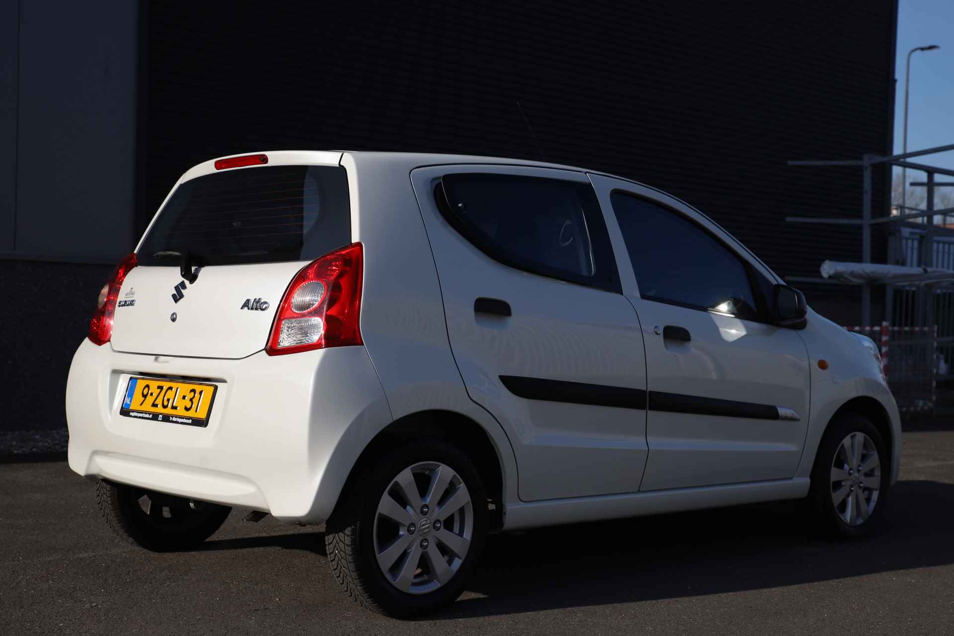 Suzuki Alto 1.0 Celebration 5drs Airco/ Pearl white/Zuinig & €23 per mnd - 27/28