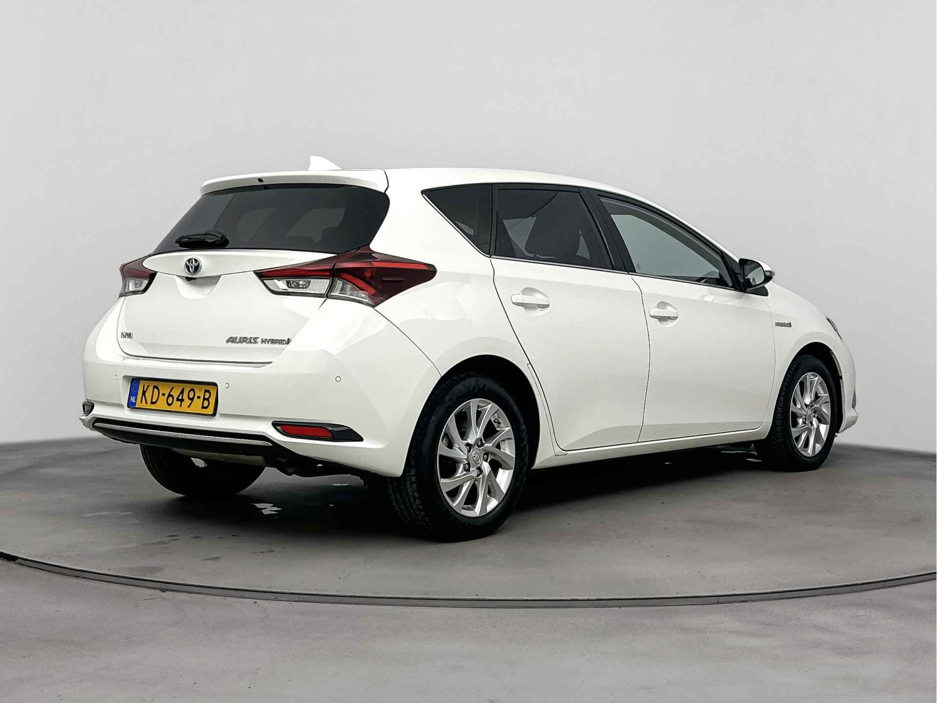 Toyota Auris 1.8 Hybrid Executive | Navigatie | Verwarmde voorstoelen | Parkeercamera * - 3/40