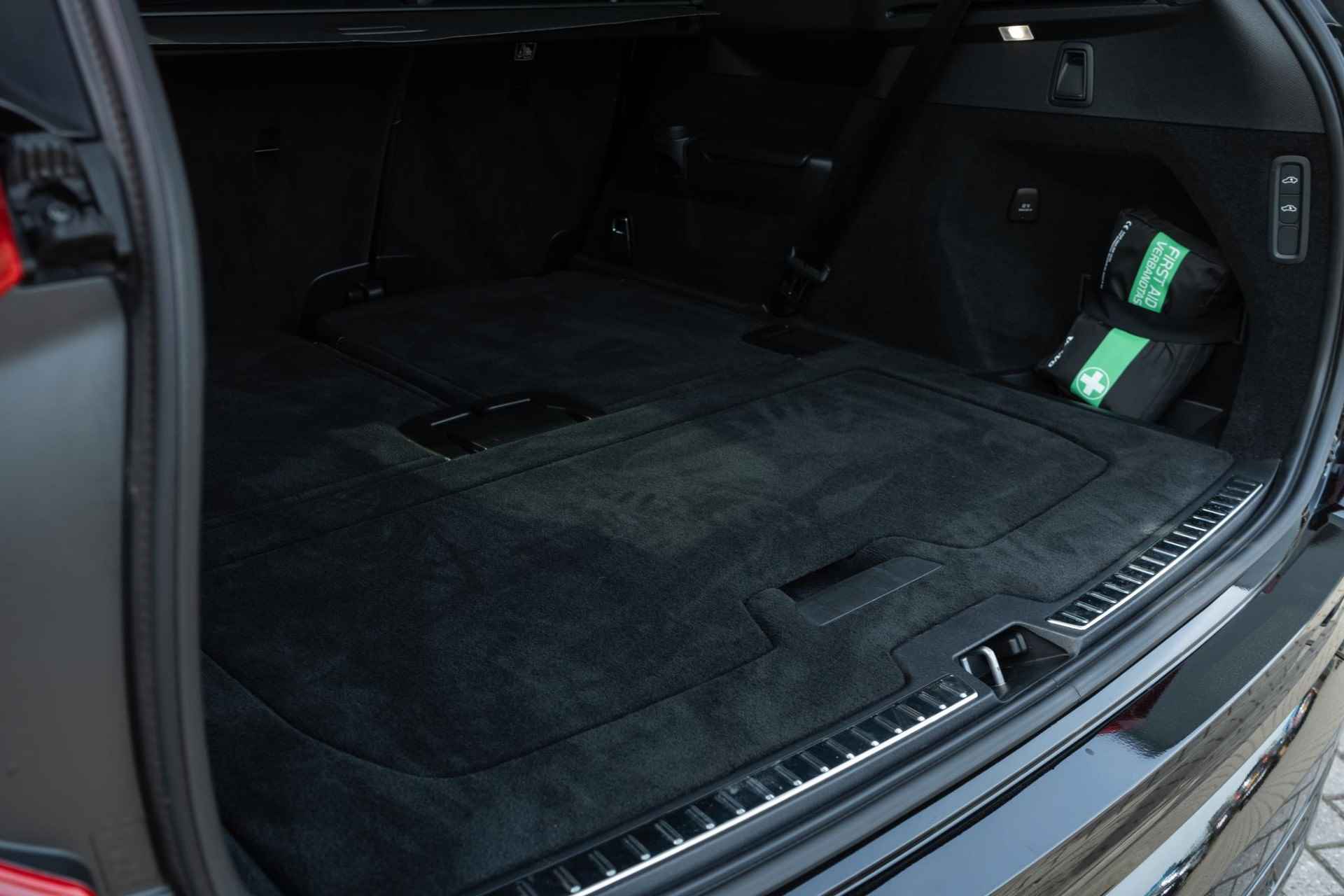 Volvo XC90 T8 Recharge AWD Ultimate Dark | 7-Persoons | Luchtvering | 360 Camera | Bowers & Wilkins Audio | Schuif-/Kanteldak | Getint Glas | Keyless | 21" LM - 17/20