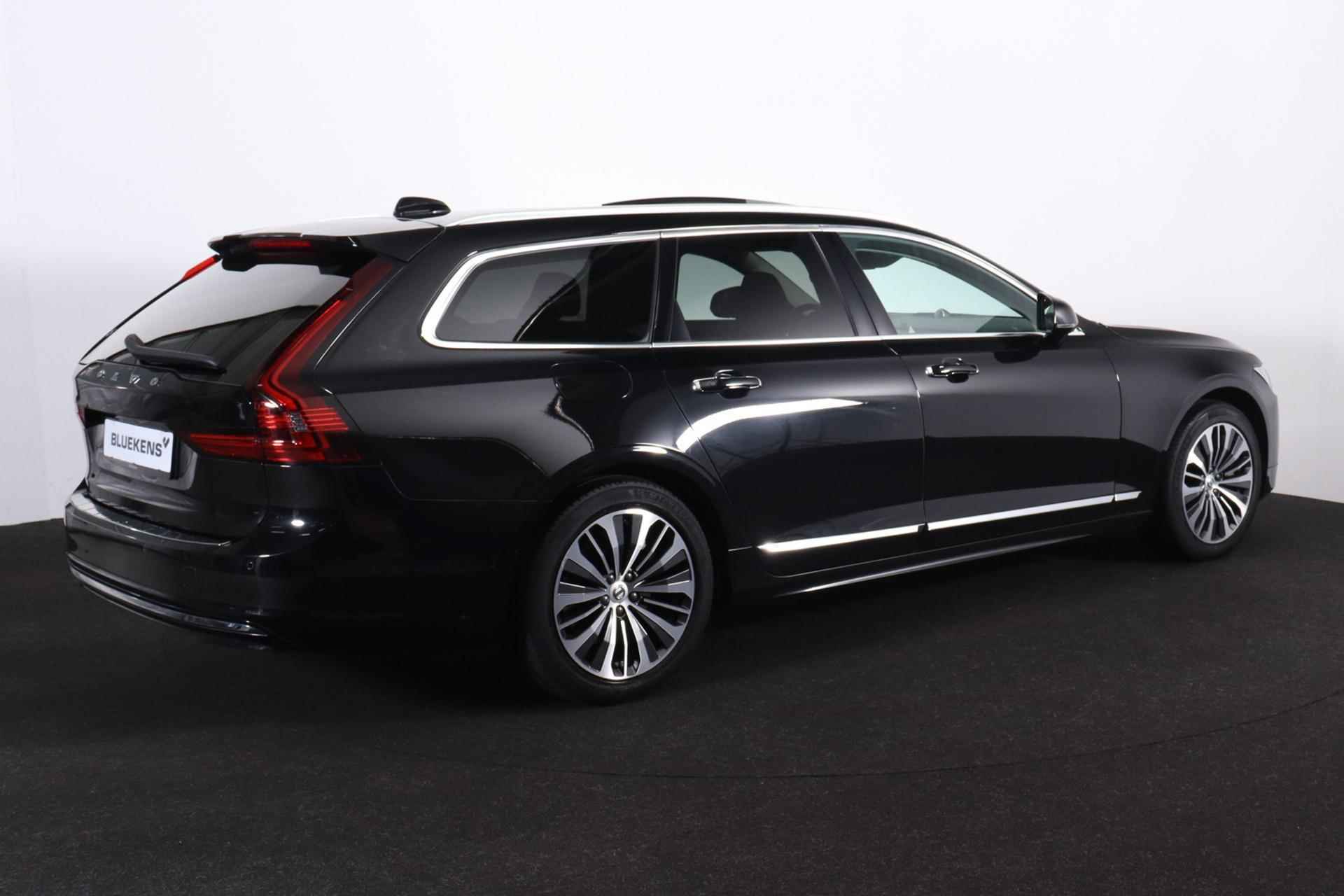 Volvo V90 B5 Inscription - Panoramisch schuif-/kanteldak - Intellisafe Assist/Surround - Bowers & Wilkins Audio - Head-up Display - Elektrisch bedienbare voorstoelen - Lederen bekleding - Verwarmbare voorstoelen - Getint glas - 360 graden camera - 4-Zone Climate Control - Draadloos telefoonlader - 5/26