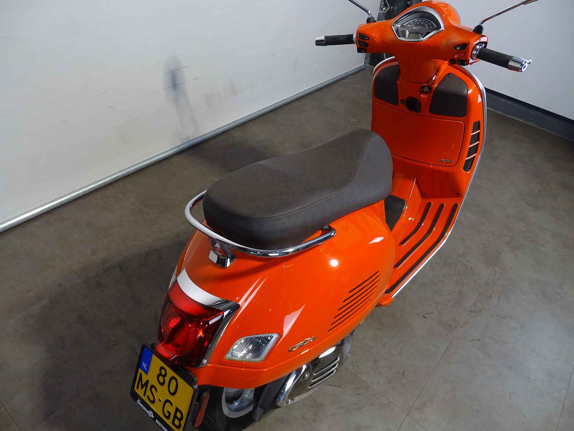 Vespa GTS 300 HPE - 3/8