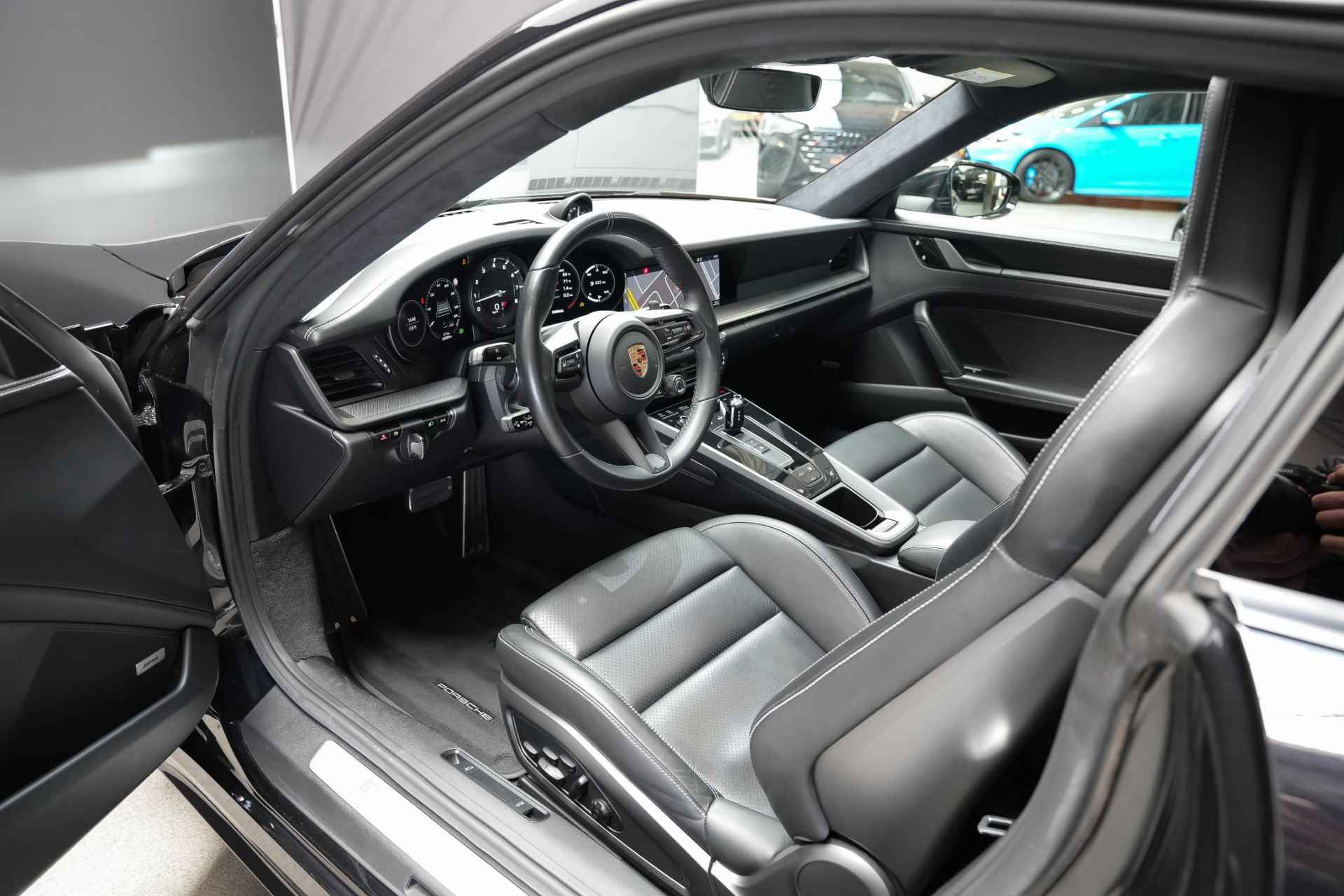 Porsche 911 3.0 Carrera S |porsche design pakket|porsche design sideskirts|achterasbesturing|matrix led koplampen|sport chrono pakket|sportuitlaat|alcantara hemel|panoramadak|360 camera|blind spot| - 32/38