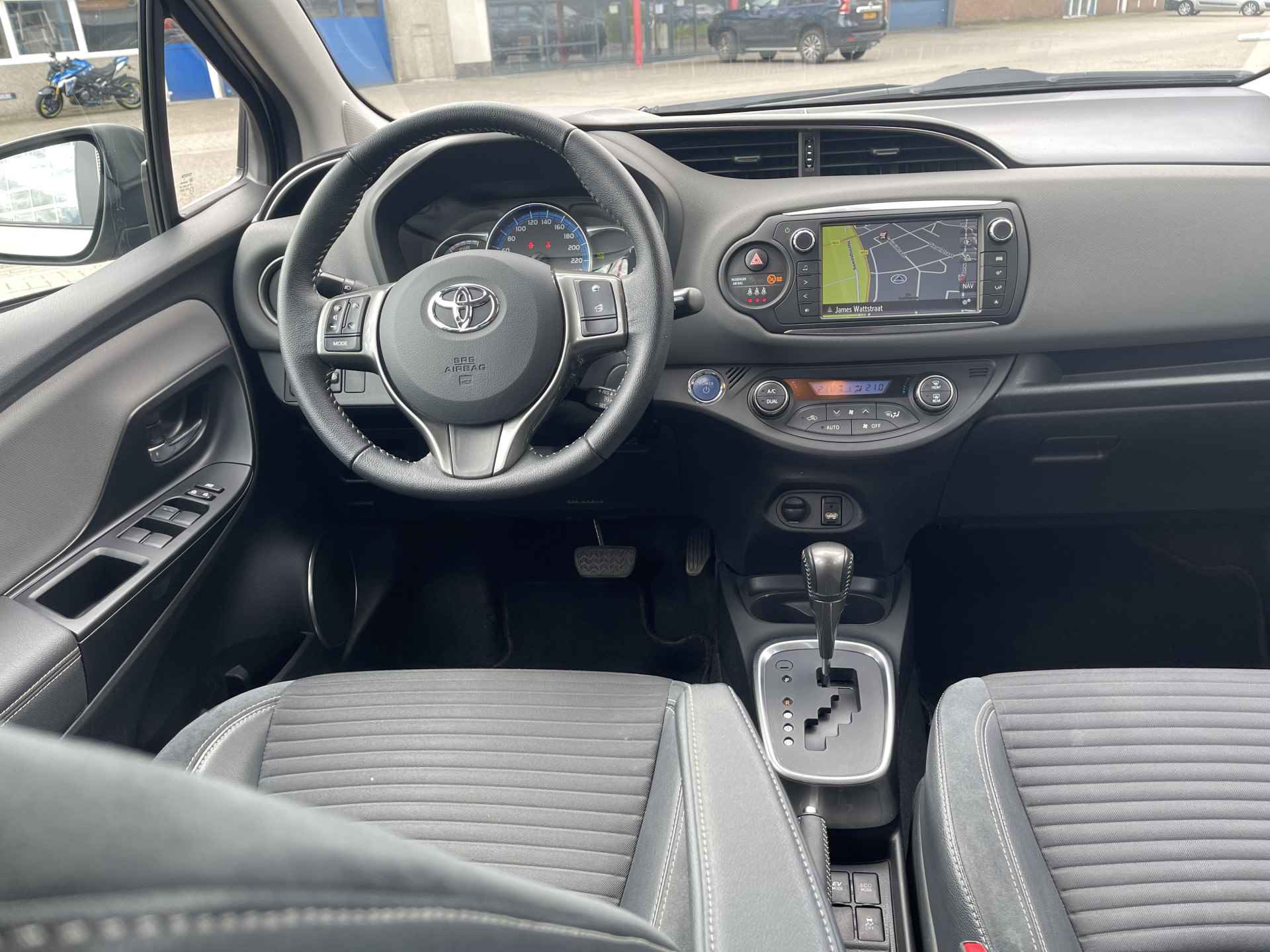 Toyota Yaris 1.5 Hybrid Dynamic NL-Auto / All-season banden / Trekhaak afn. kogel / Navi / Cruise Control / Keyless / Keyless Start / 16 inch - 17/22