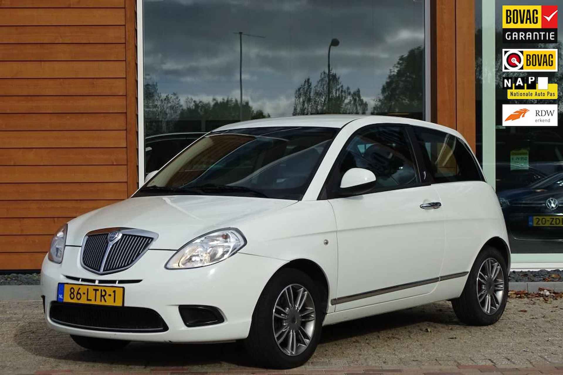 Lancia Ypsilon 1.2 Argento 60-Pk 3-Drs