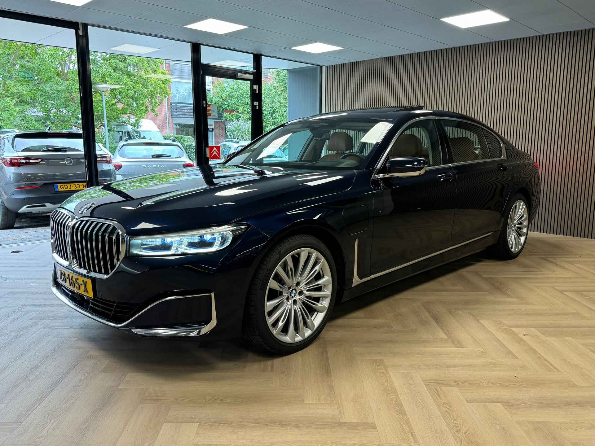 BMW 7-serie 745Le AUT. xDrive High Executive CarbonCore PANO NAVI CAMERA LEDER AMBIANCEVERLICHTING MEMORY - 3/60