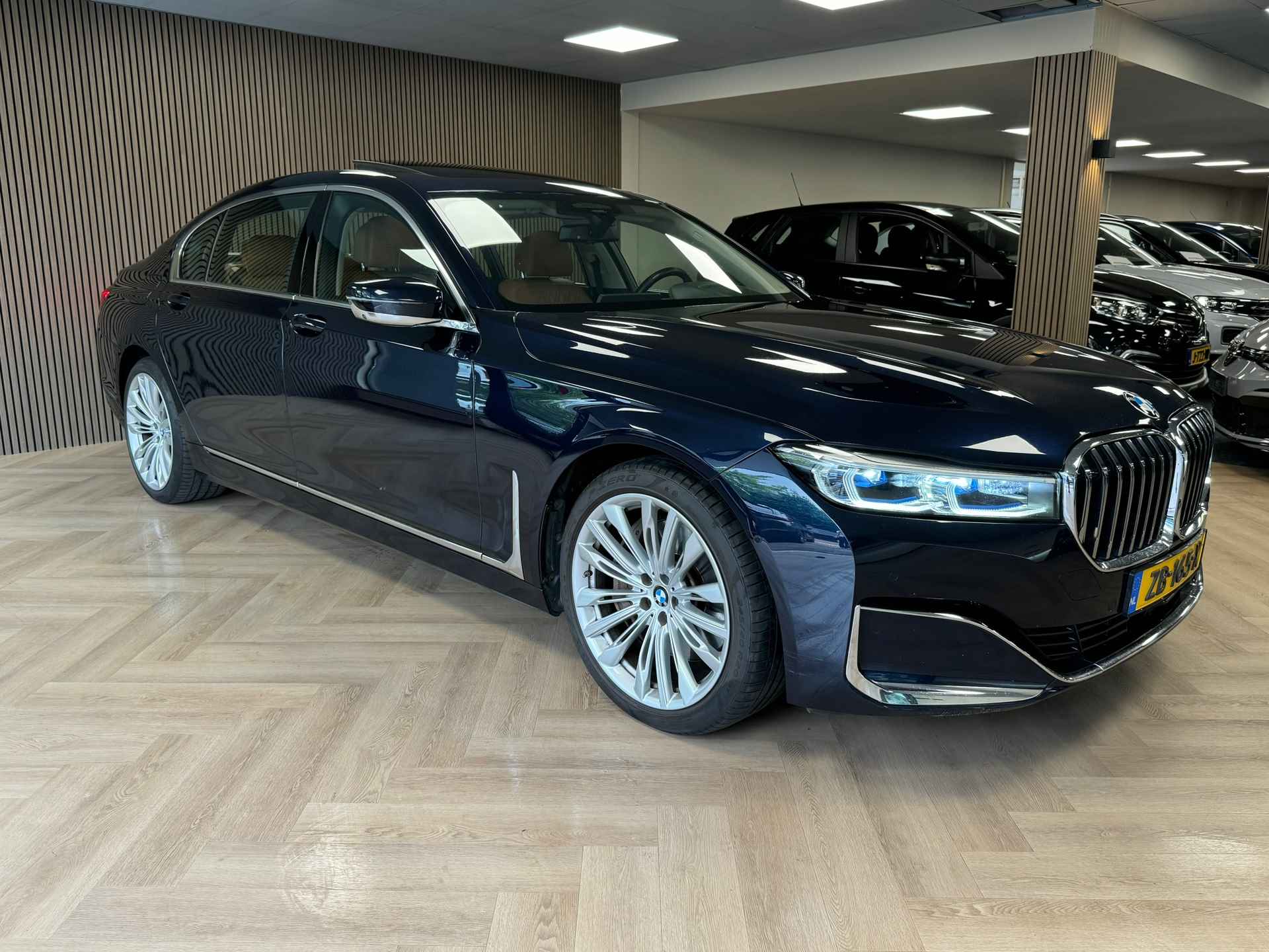 BMW 7-serie 745Le AUT. xDrive High Executive CarbonCore PANO NAVI CAMERA LEDER AMBIANCEVERLICHTING MEMORY - 4/60