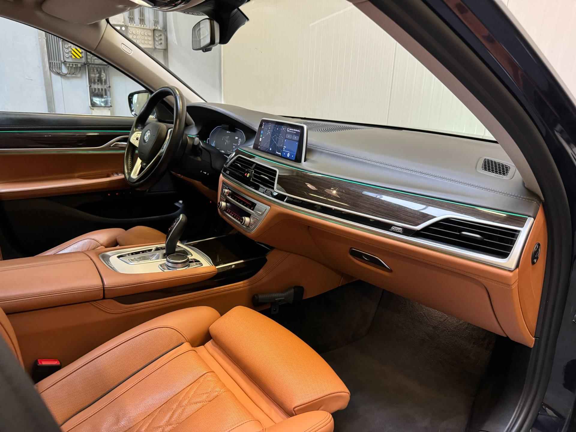 BMW 7-serie 745Le AUT. xDrive High Executive CarbonCore PANO NAVI CAMERA LEDER AMBIANCEVERLICHTING MEMORY - 19/60