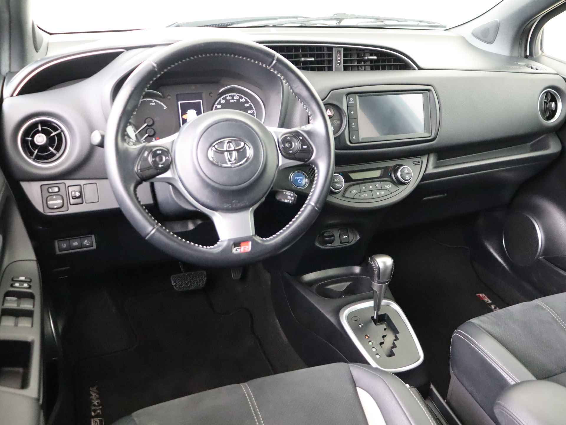 Toyota Yaris 1.5 Hybrid GR-Sport I Apple Carplay & Android Auto I Climate Control I Cruise Control I Camera I 1e Eigenaar I Dealer Onderhouden I Zwart Dak I Dak Spoiler I - 6/49