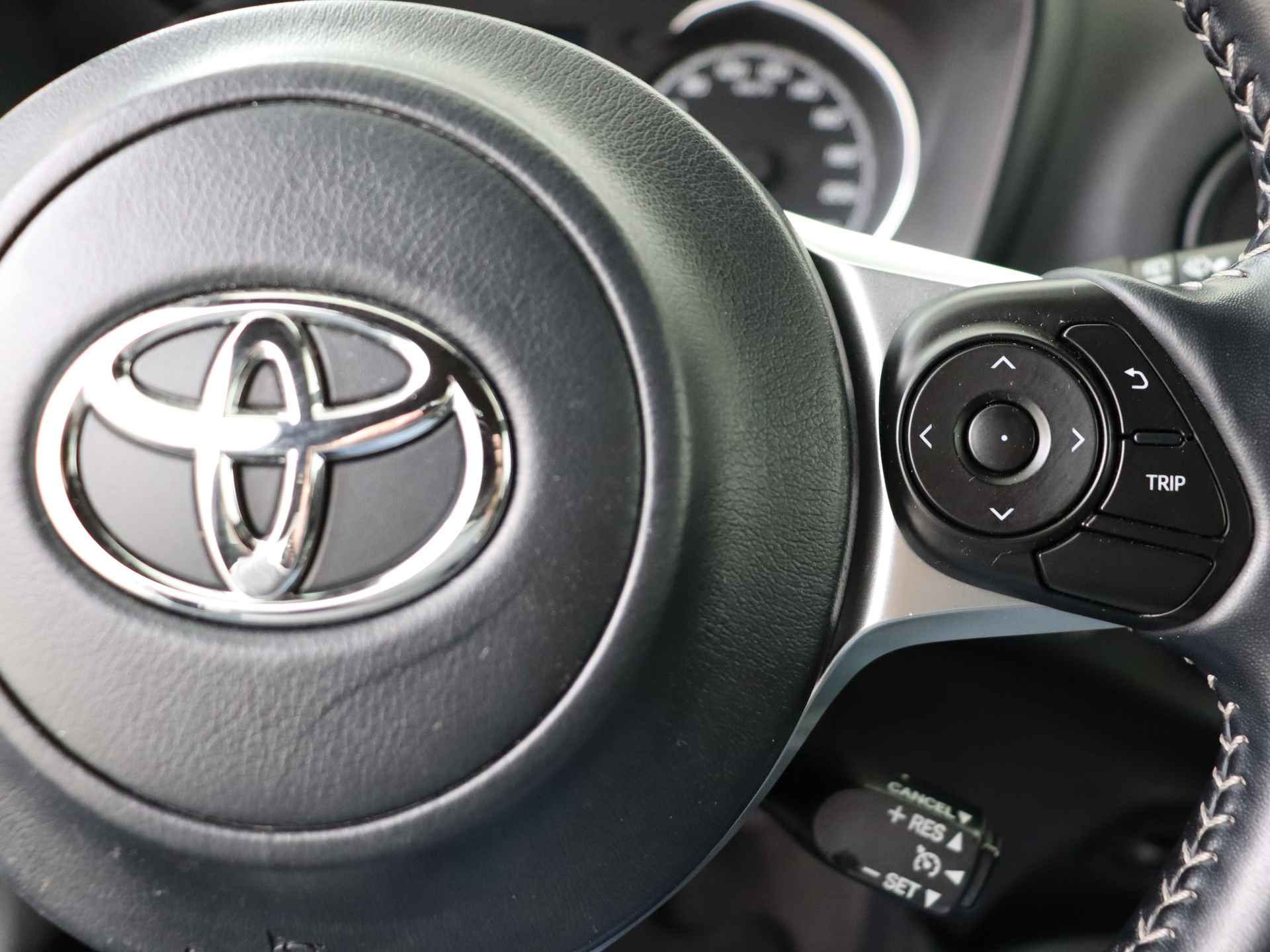 Toyota Yaris 1.5 Hybrid GR-Sport I Apple Carplay & Android Auto I Climate Control I Cruise Control I Camera I 1e Eigenaar I Dealer Onderhouden I Zwart Dak I Dak Spoiler I - 22/49