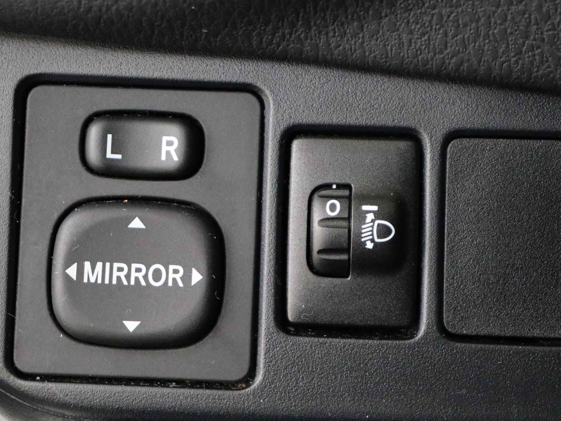 Toyota Yaris 1.5 Hybrid GR-Sport I Apple Carplay & Android Auto I Climate Control I Cruise Control I Camera I 1e Eigenaar I Dealer Onderhouden I Zwart Dak I Dak Spoiler I - 32/49