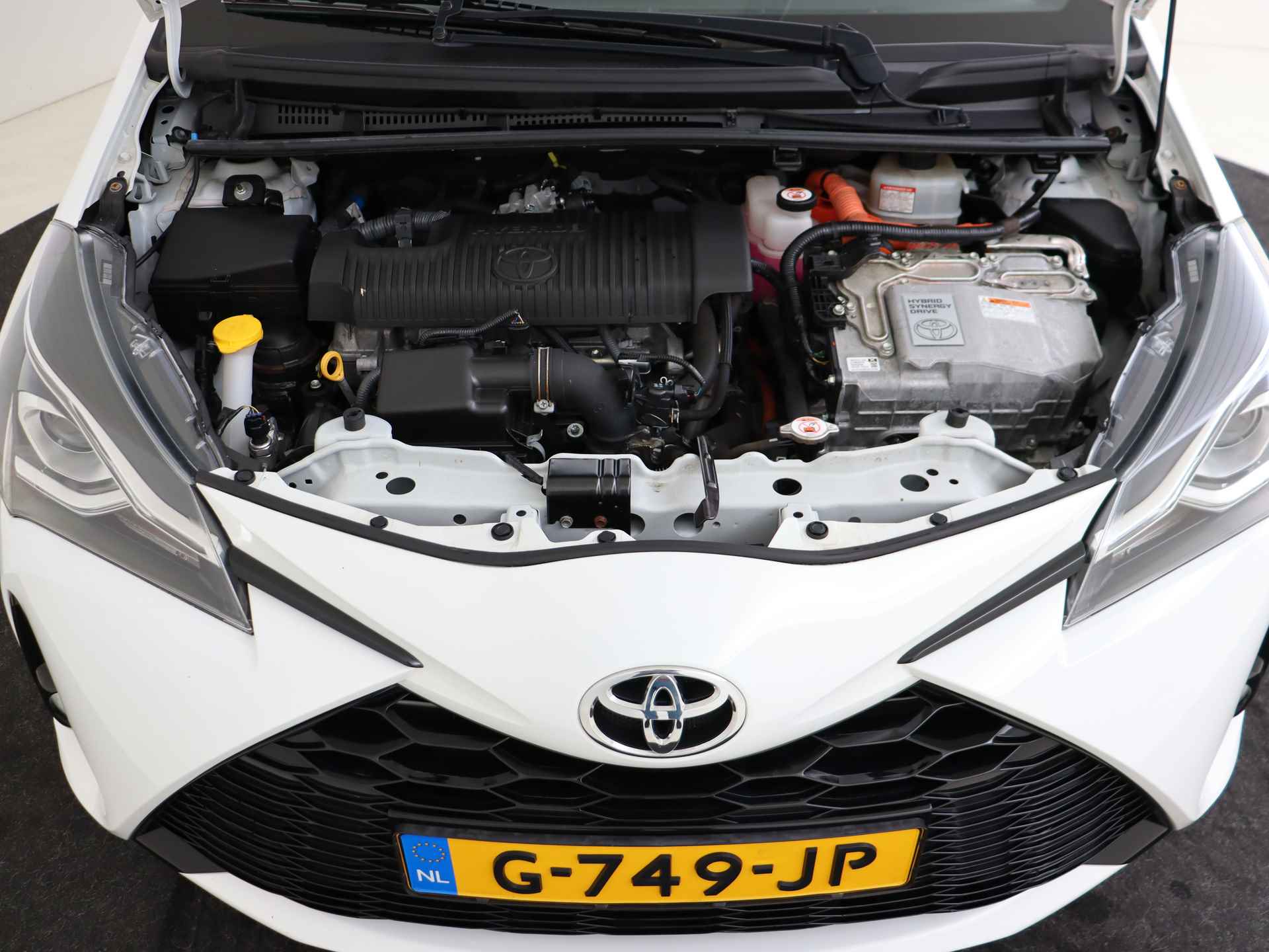 Toyota Yaris 1.5 Hybrid GR-Sport I Apple Carplay & Android Auto I Climate Control I Cruise Control I Camera I 1e Eigenaar I Dealer Onderhouden I Zwart Dak I Dak Spoiler I - 40/49