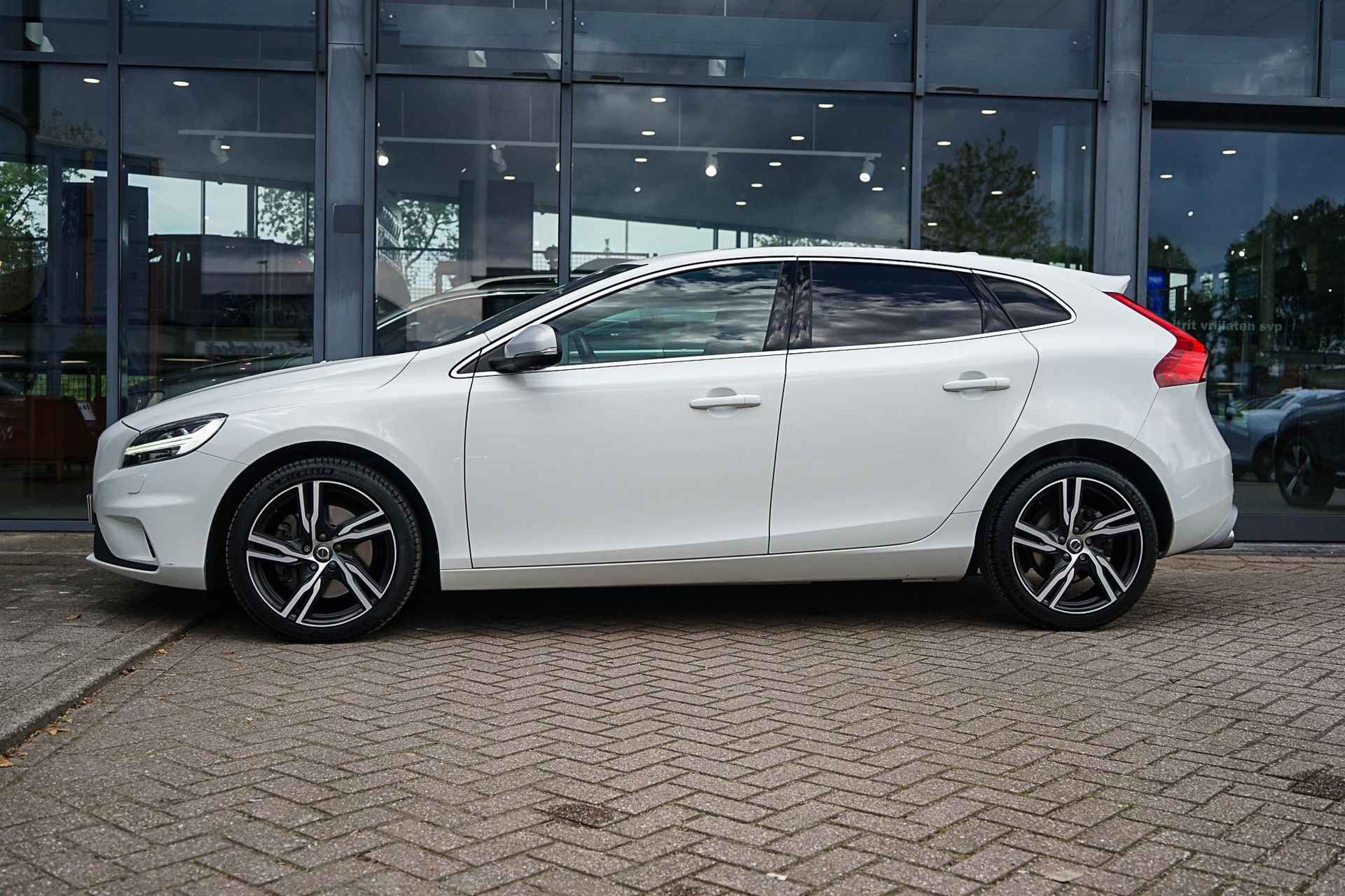 Volvo V40 1.5 T3 R-Design Automaat | Navigatie | Stoelverwarming | Sportstoelen | Harman/ Kardon Audio | Trekhaak - 3/27