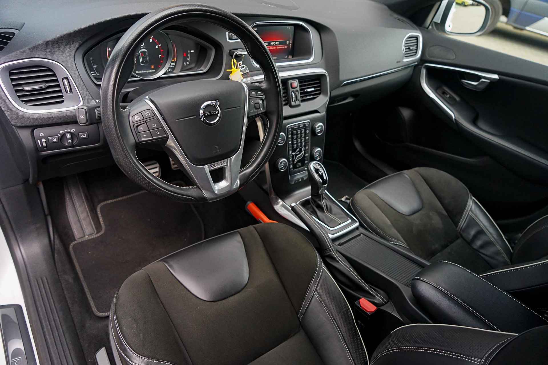 Volvo V40 1.5 T3 R-Design Automaat | Navigatie | Stoelverwarming | Sportstoelen | Harman/ Kardon Audio | Trekhaak - 11/27