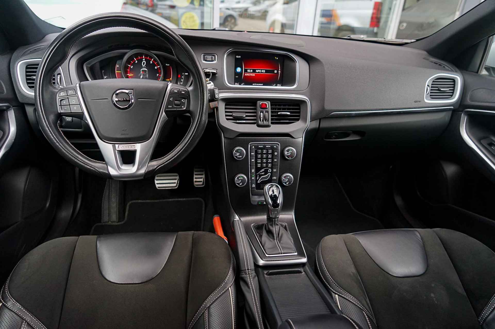 Volvo V40 1.5 T3 R-Design Automaat | Navigatie | Stoelverwarming | Sportstoelen | Harman/ Kardon Audio | Trekhaak - 12/27