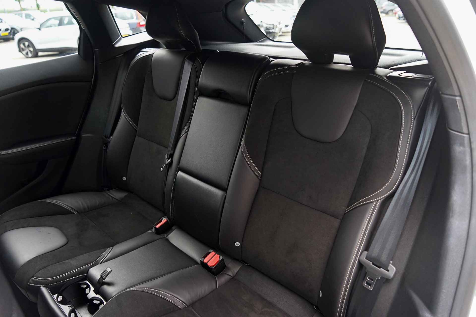 Volvo V40 1.5 T3 R-Design Automaat | Navigatie | Stoelverwarming | Sportstoelen | Harman/ Kardon Audio | Trekhaak - 13/27